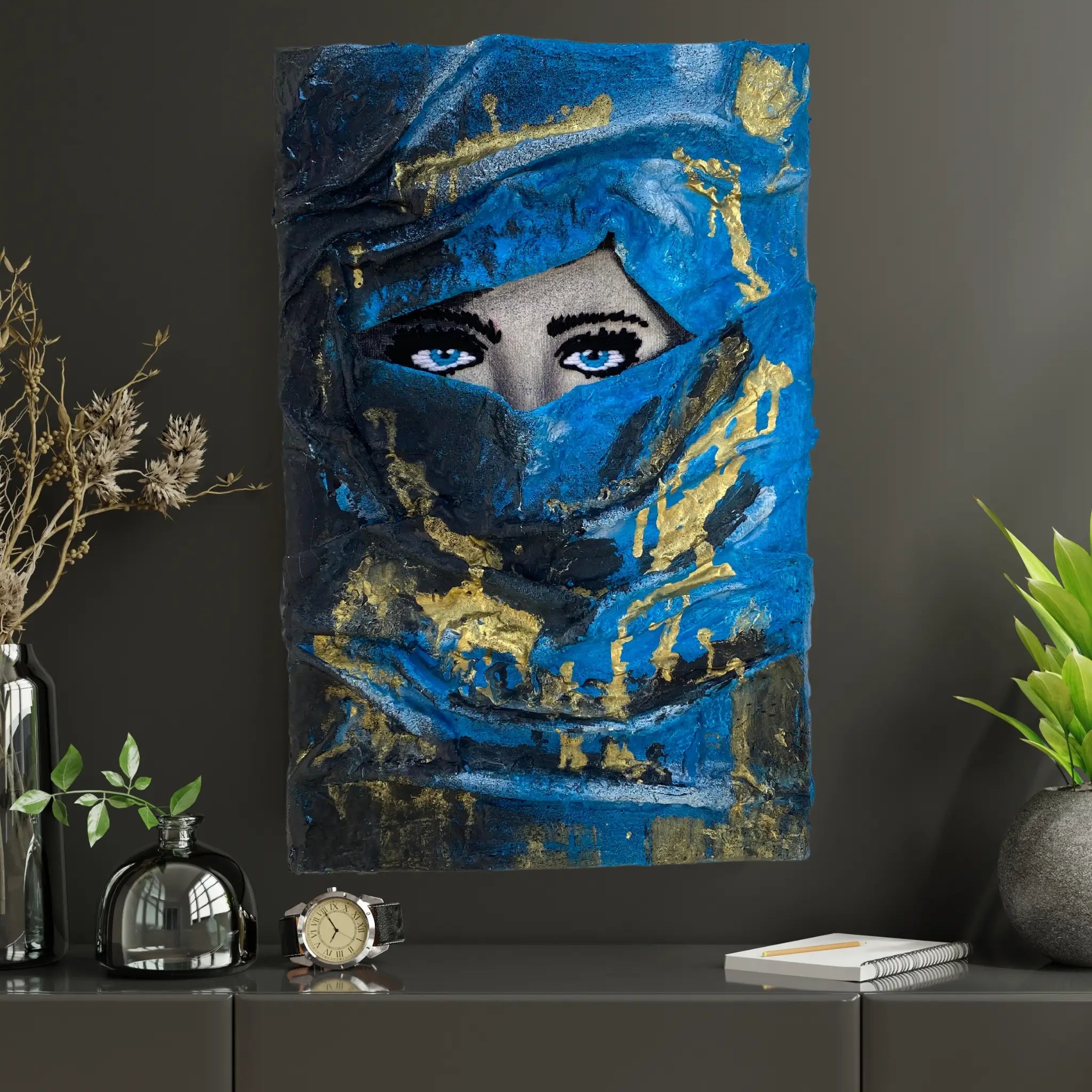 Femme mystique voilee avec un voile bleu et des accents dorés