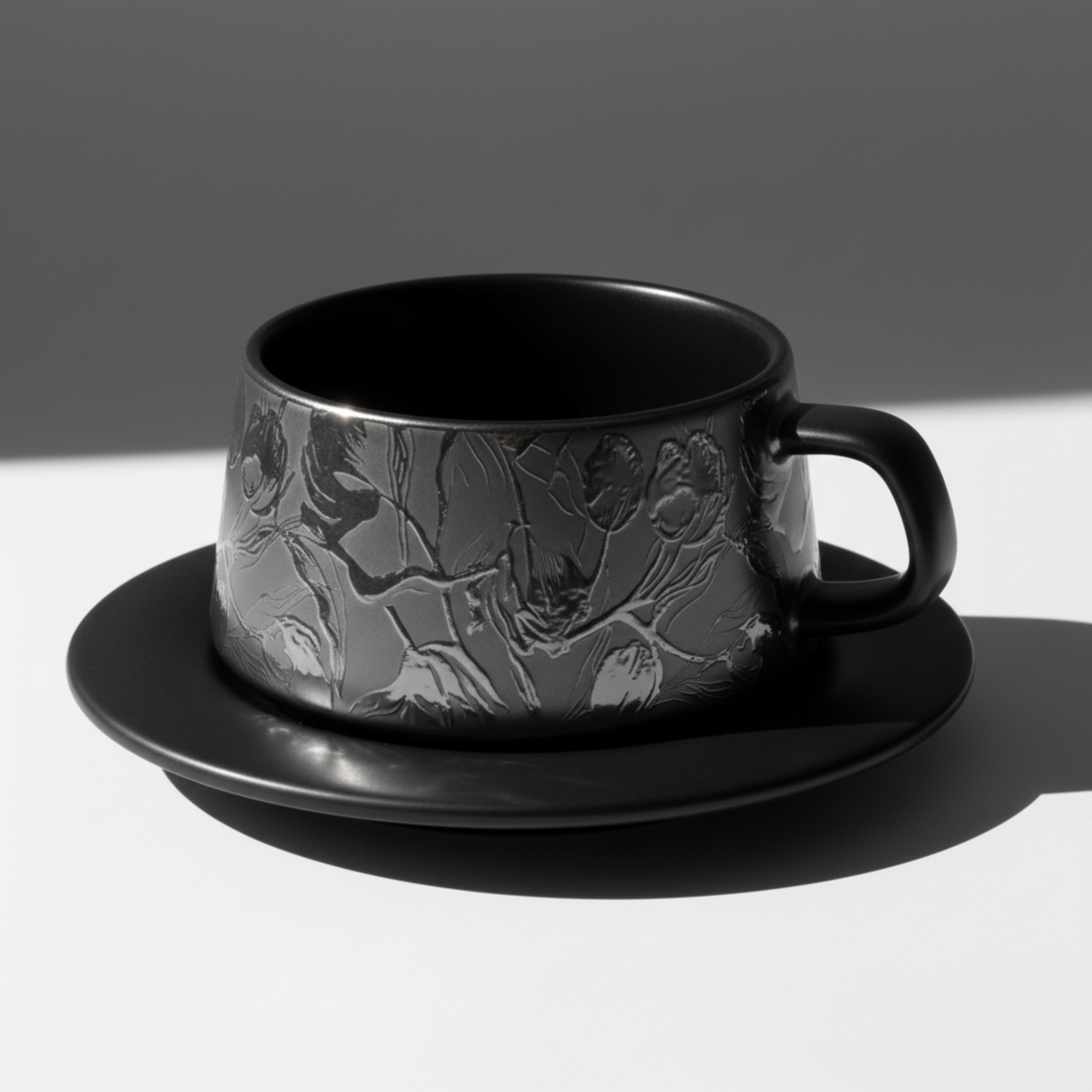 Tasse Argentée et Noire Gravée – Design Luxe Moderne