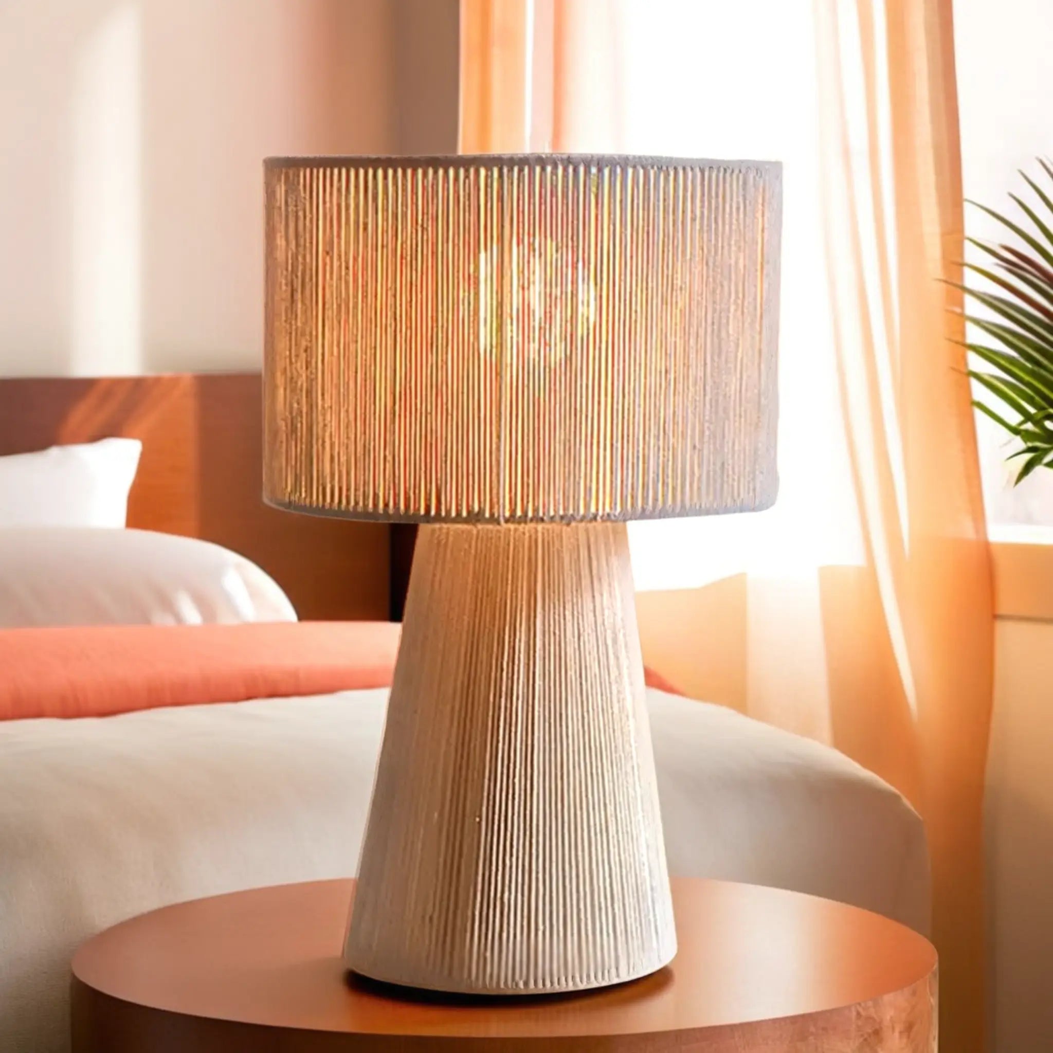 Ambiance déco naturelle avec veilleuse artisanale en jute – Fiolla Home