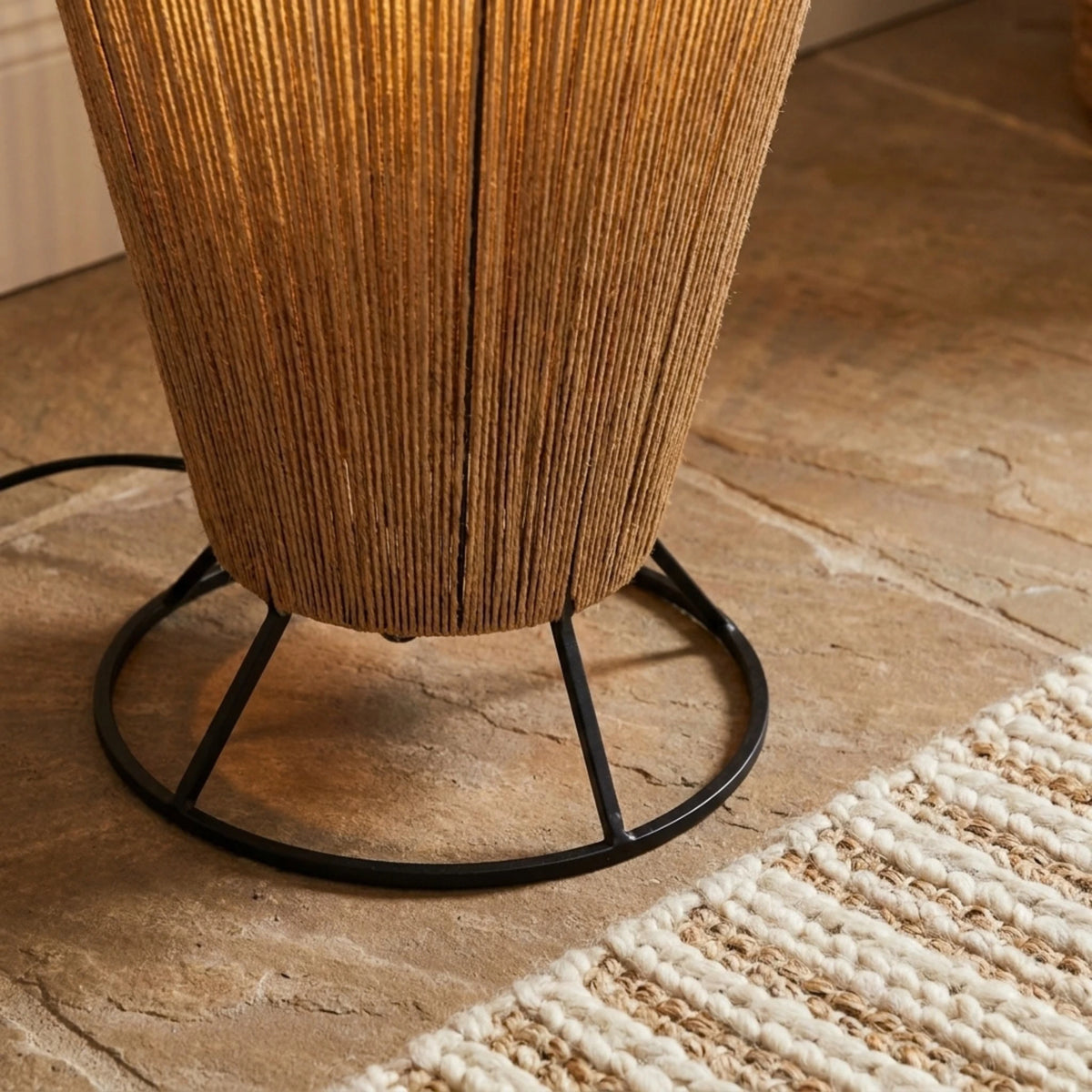 Lampadaire Jute Tunisie | Fait Main, Lumière Chaleureuse | Fiolla Home