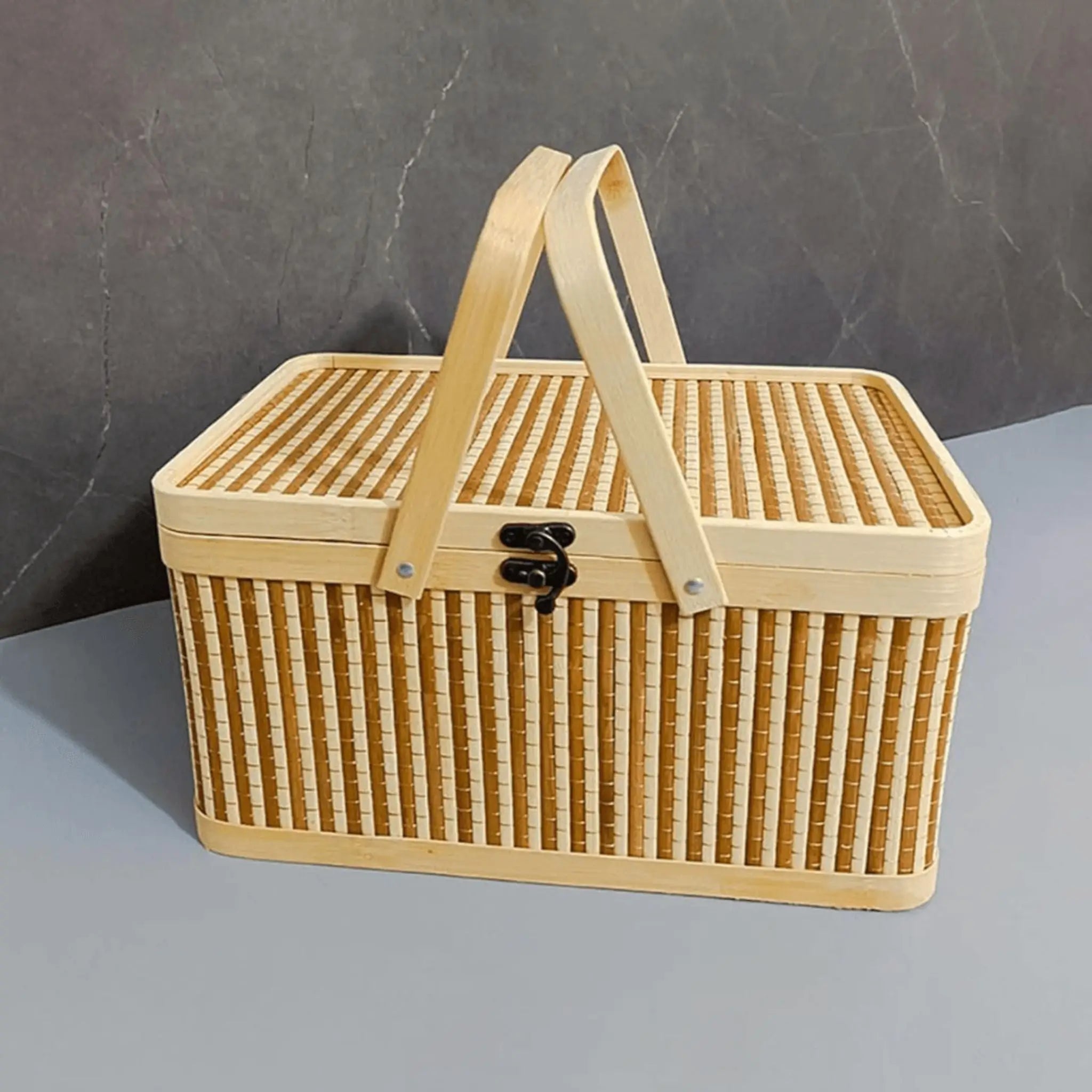 Boîte à pain en bambou posée sur une table de pique-nique en Tunisie.