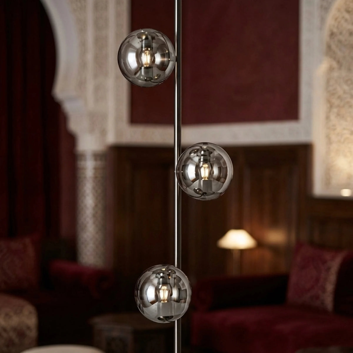 Gros plan sur les boules en verre fumé du lampadaire dans un salon oriental