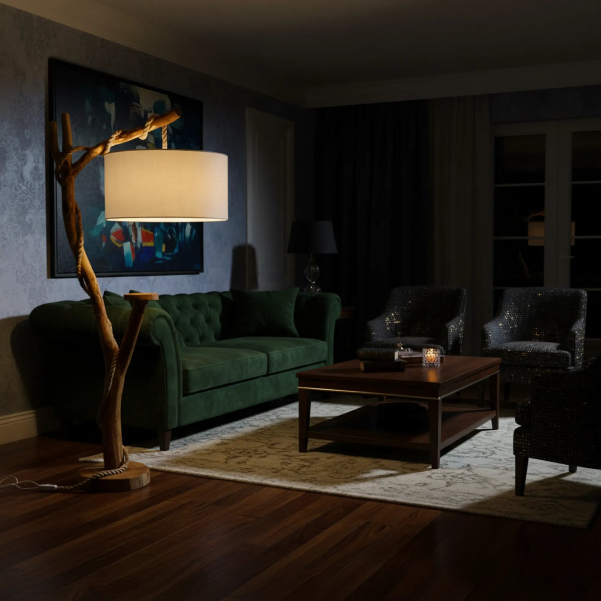 Lampadaire d'ambiance en bois naturel dans un salon sombre, près d'un canapé capitonné vert et d'une table basse en bois