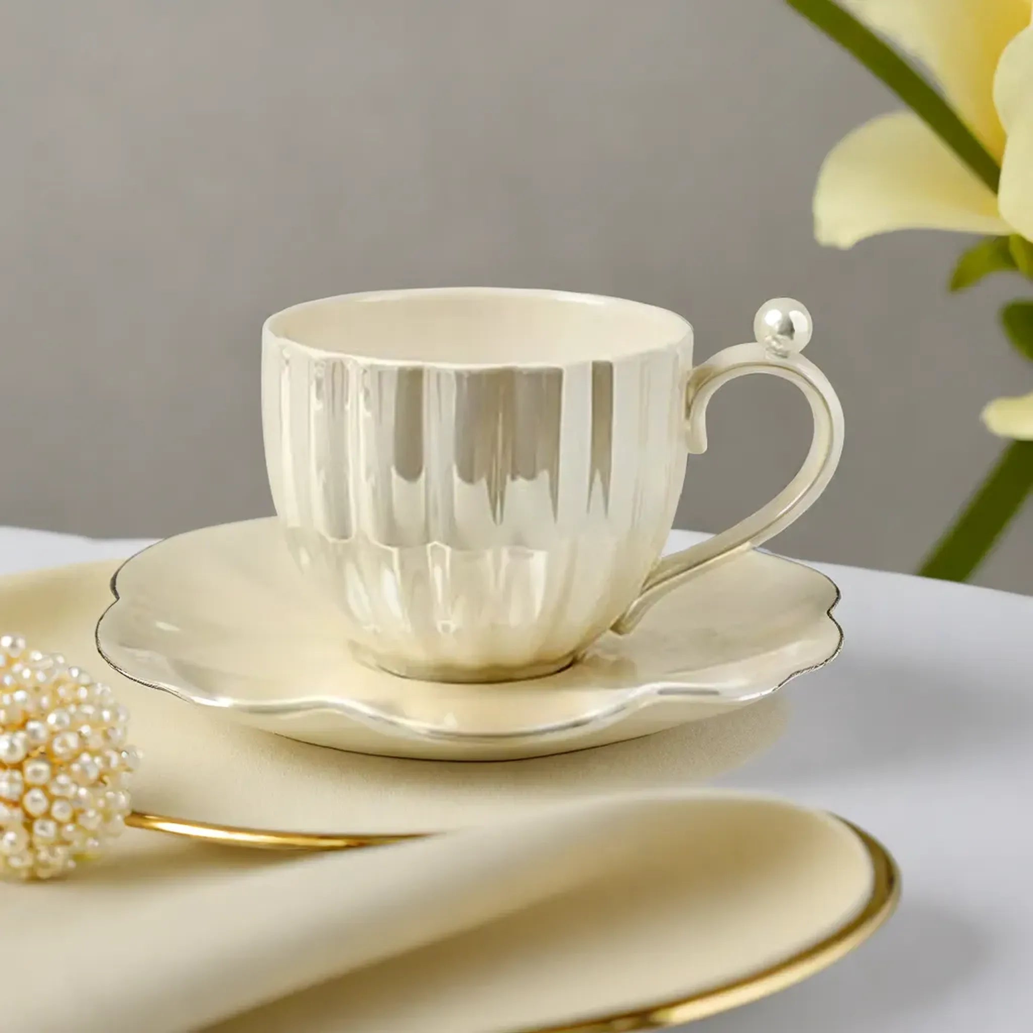 Ensemble tasse et soucoupe en céramique blanc cassé