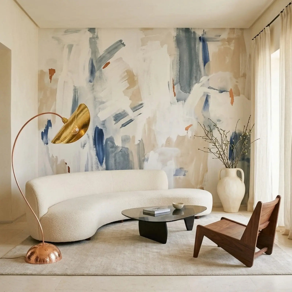 Lampadaire arc en cuivre près d'un canapé courbe blanc et d'une fresque abstraite bleue et beige