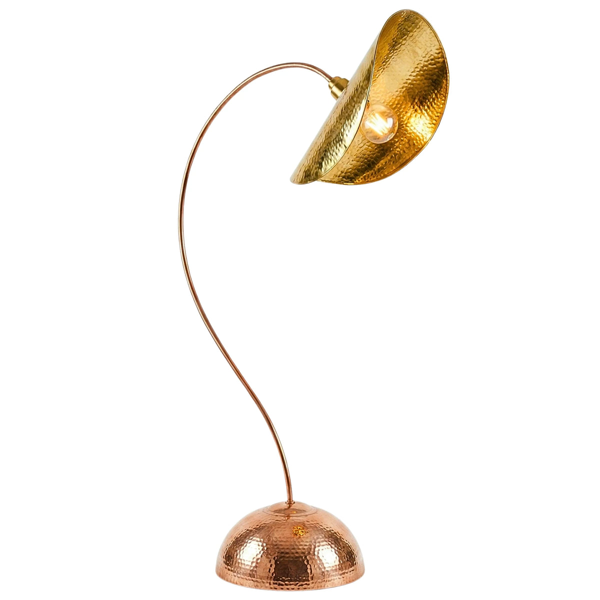 Lampadaire arc en cuivre martelé avec abat-jour en laiton doré, sur fond blanc