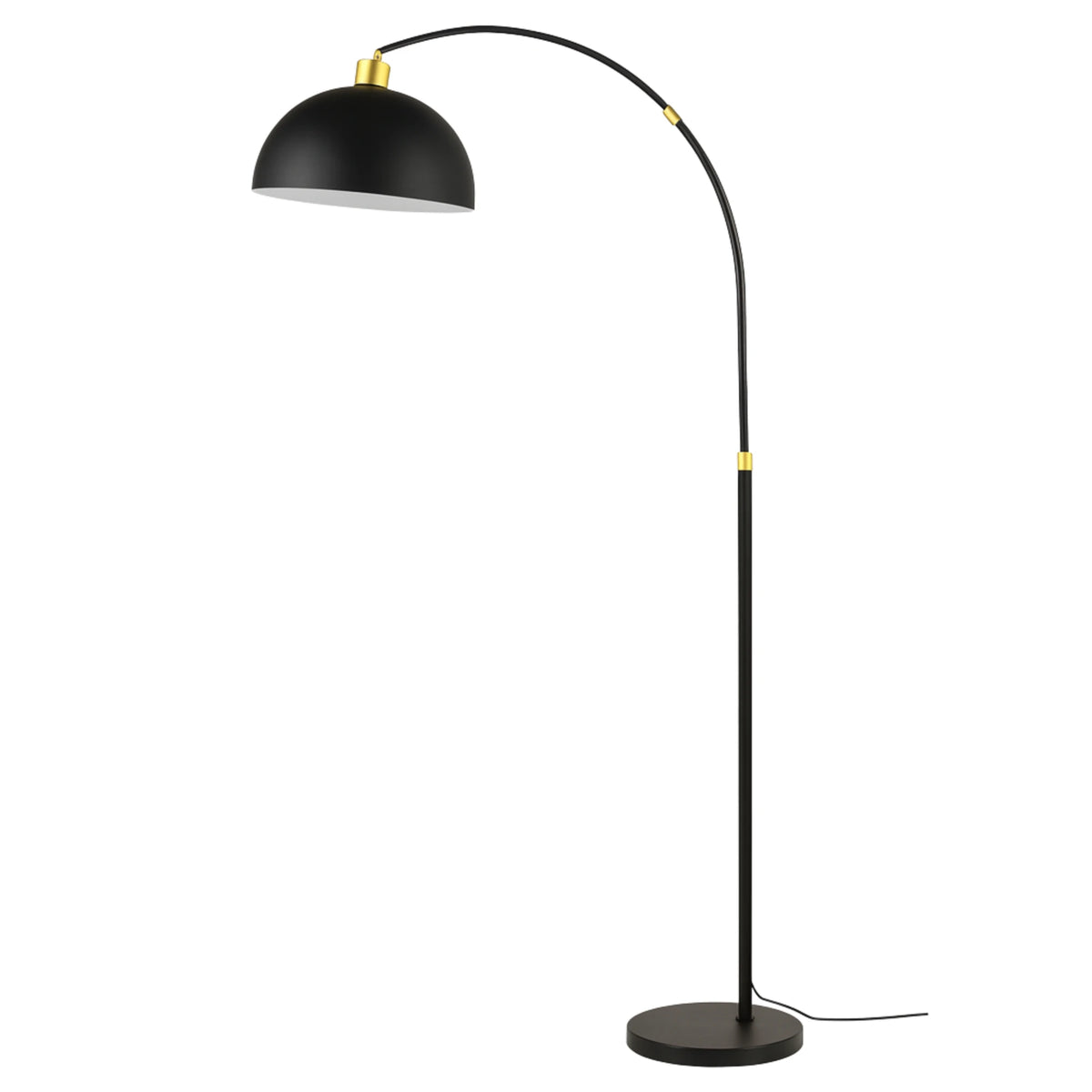 Lampadaire arc noir mat à abat-jour dôme en métal et détails dorés, socle rond, fond blanc