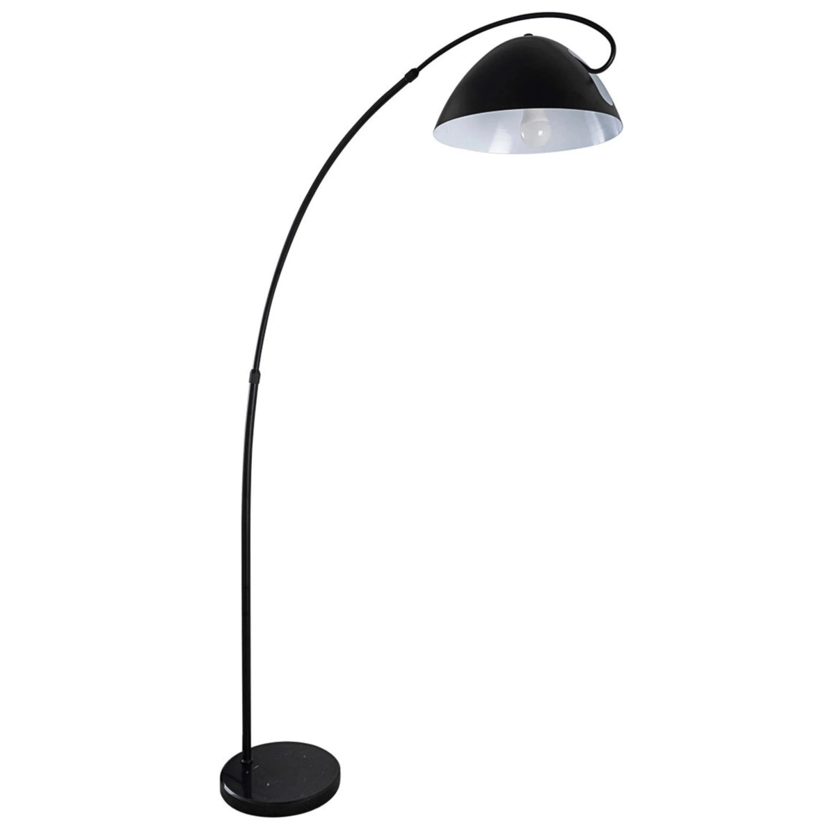 Lampadaire arc noir mat à grande courbe, abat-jour coupole en métal à intérieur blanc et socle rond lesté, fond blanc
