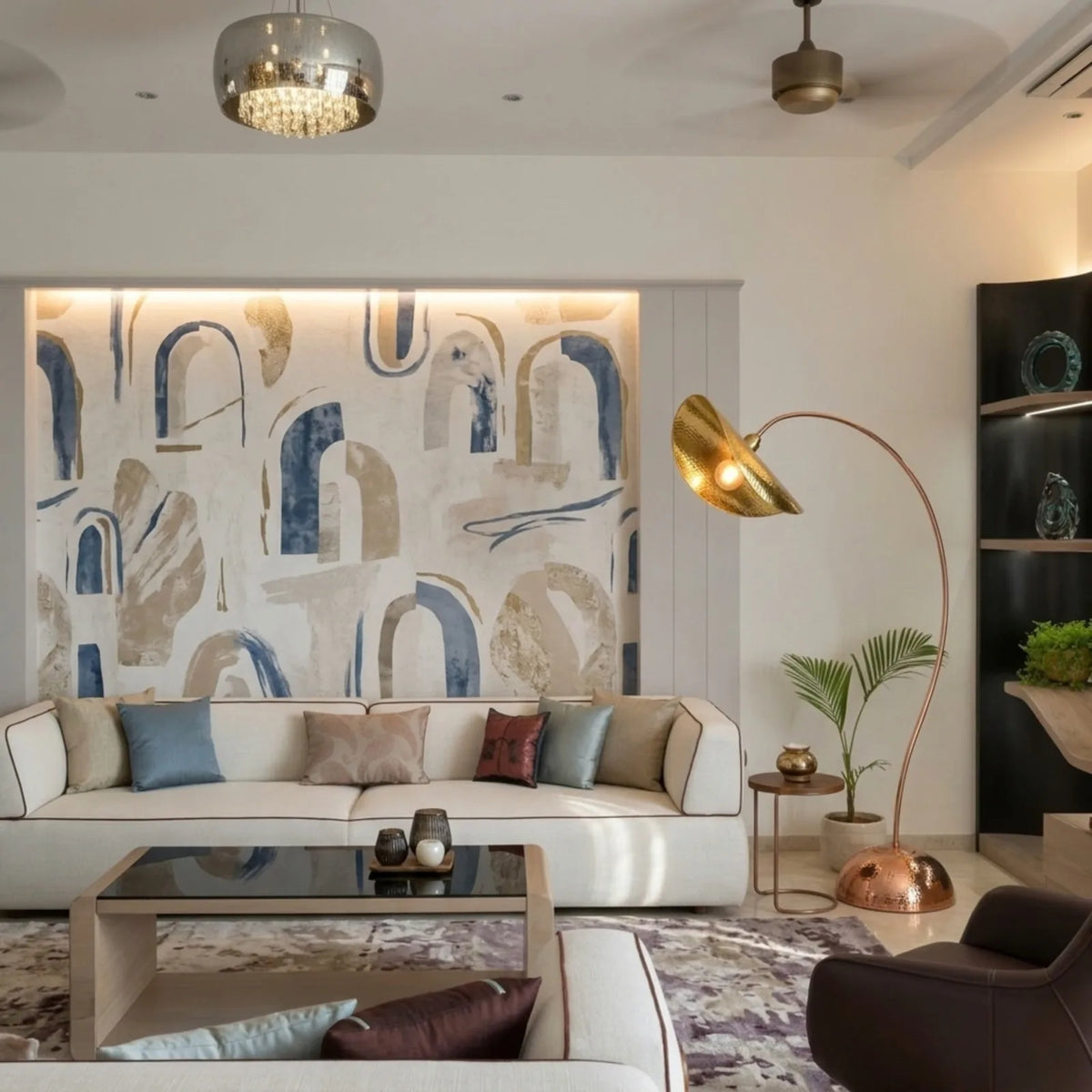 Salon moderne avec canapé blanc, fresque aux motifs d'arches bleues et lampadaire arc en cuivre