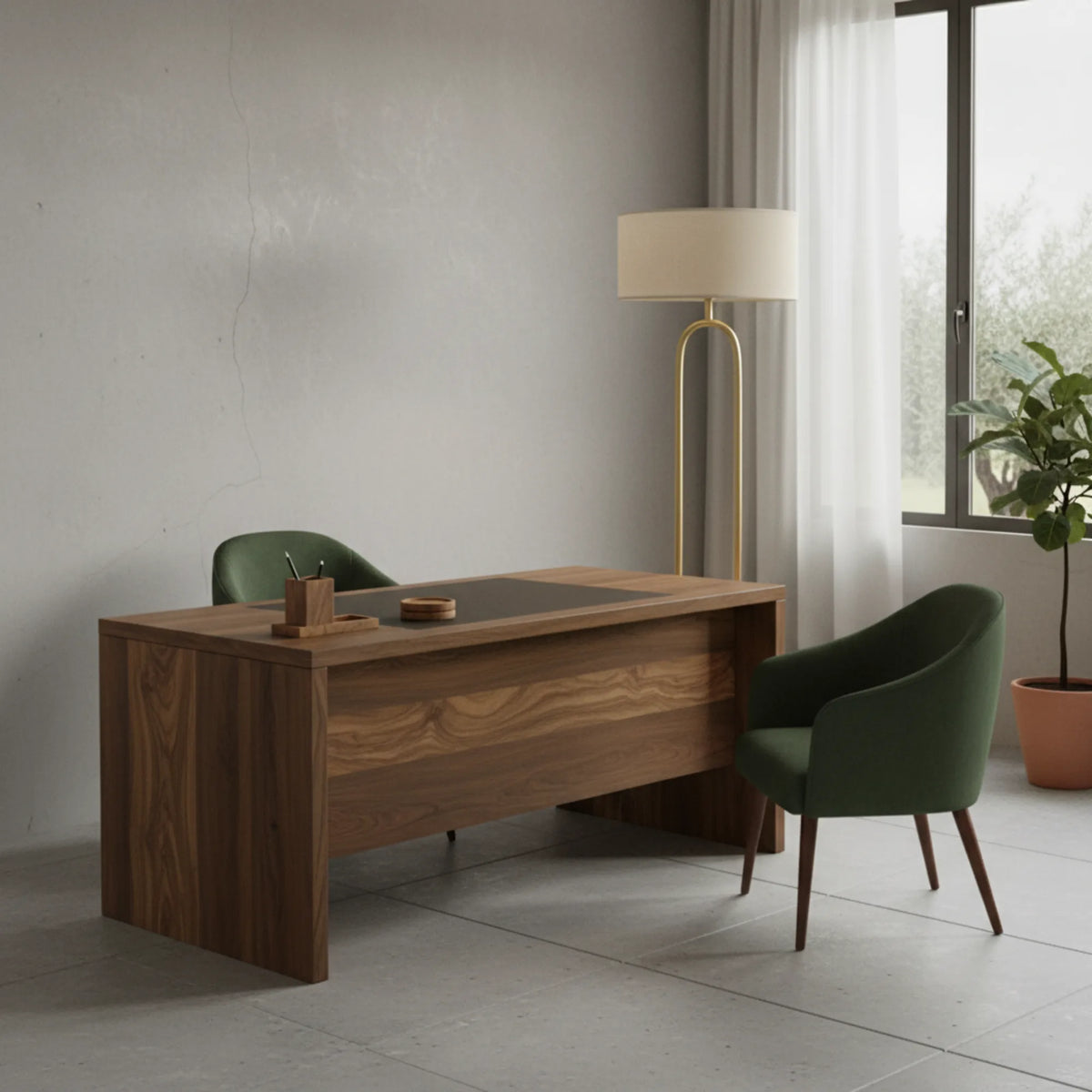 Lampadaire arceau doré derrière un bureau en bois massif avec deux fauteuils en velours vert