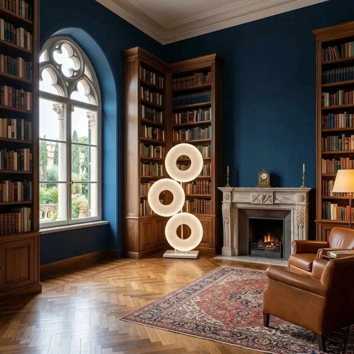 Lampadaire à anneaux lumineux dans une bibliothèque classique aux murs bleus avec cheminée