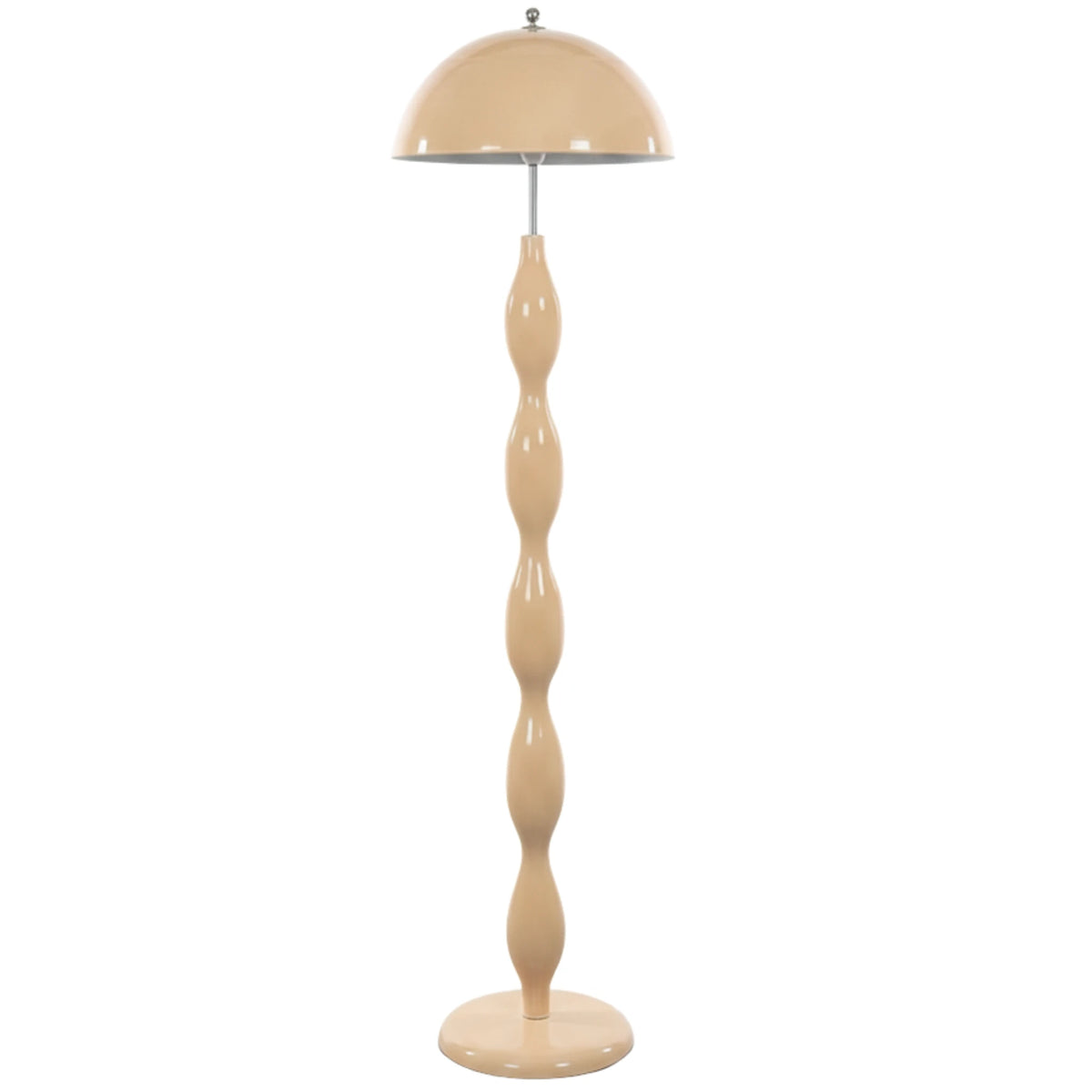Lampadaire blanc cassé brillant sur fond blanc, avec pied sculptural ondulé, base ronde et abat-jour en dôme.