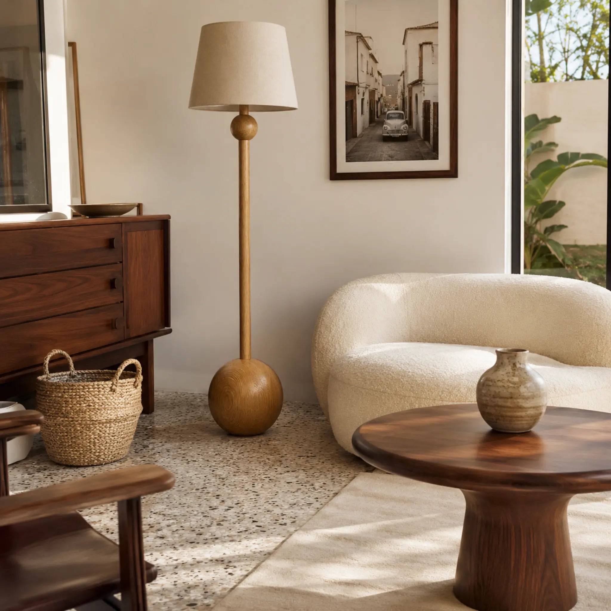Lampadaire en bois clair à base boule style scandinave dans un salon moderne avec canapé bouclette en Tunisie