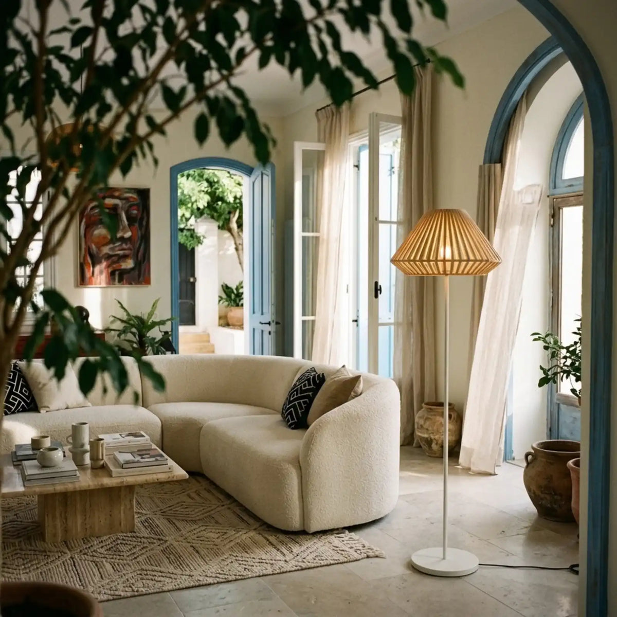 Lampadaire moderne à abat-jour en lattes près d'un canapé arrondi bouclette, sous des arches aux portes bleues