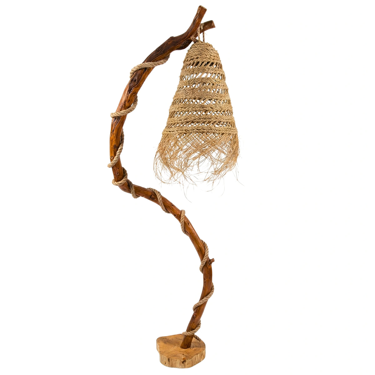 Lampadaire en bois flotté artisanal avec abat-jour en fibres naturelles, sur fond blanc