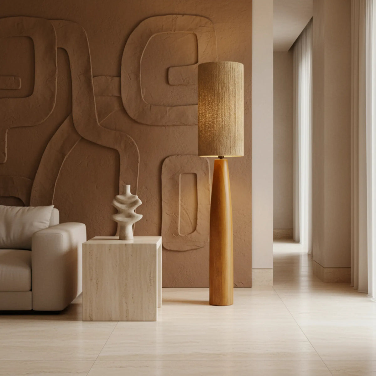 Lampadaire en bois et jute devant un mur sculpté en relief aux tons terracotta