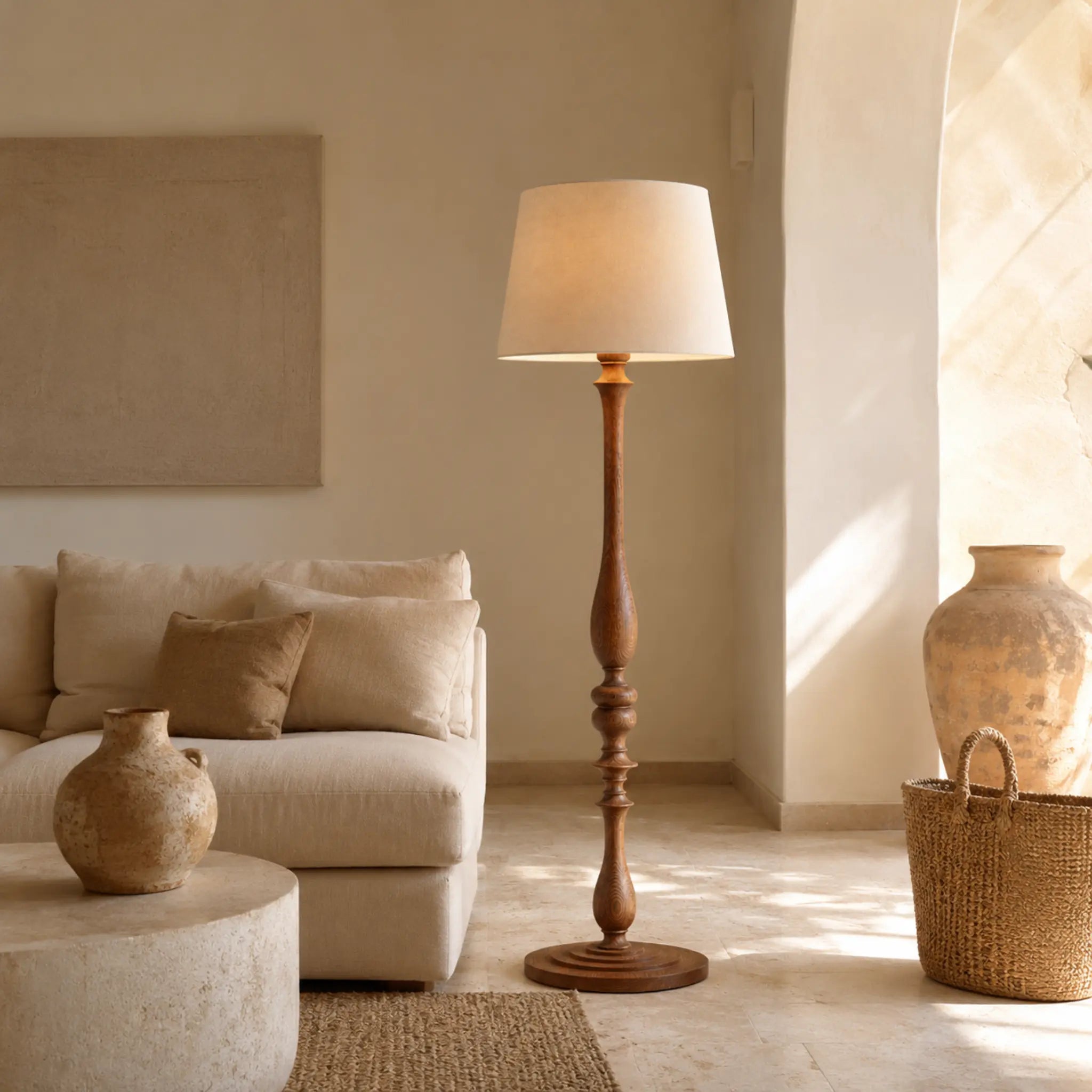 Lampadaire en bois massif tourné avec abat-jour beige, décoration artisanale et poteries dans un salon en Tunisie
Imag