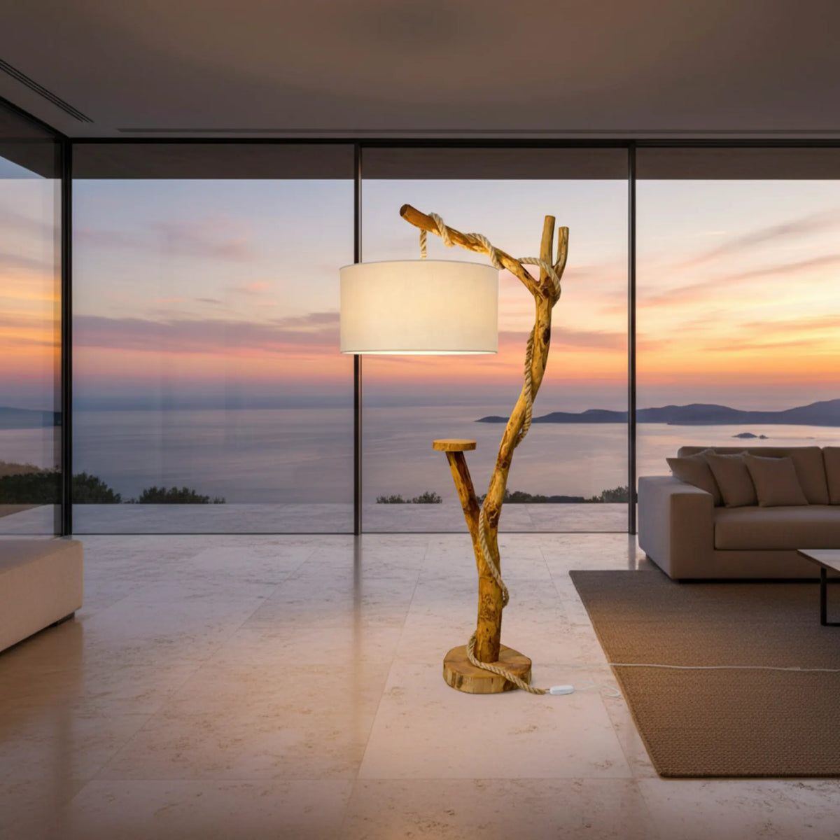 Lampadaire bois naturel dans un salon face à la mer au coucher du soleil, devant une grande baie vitrée