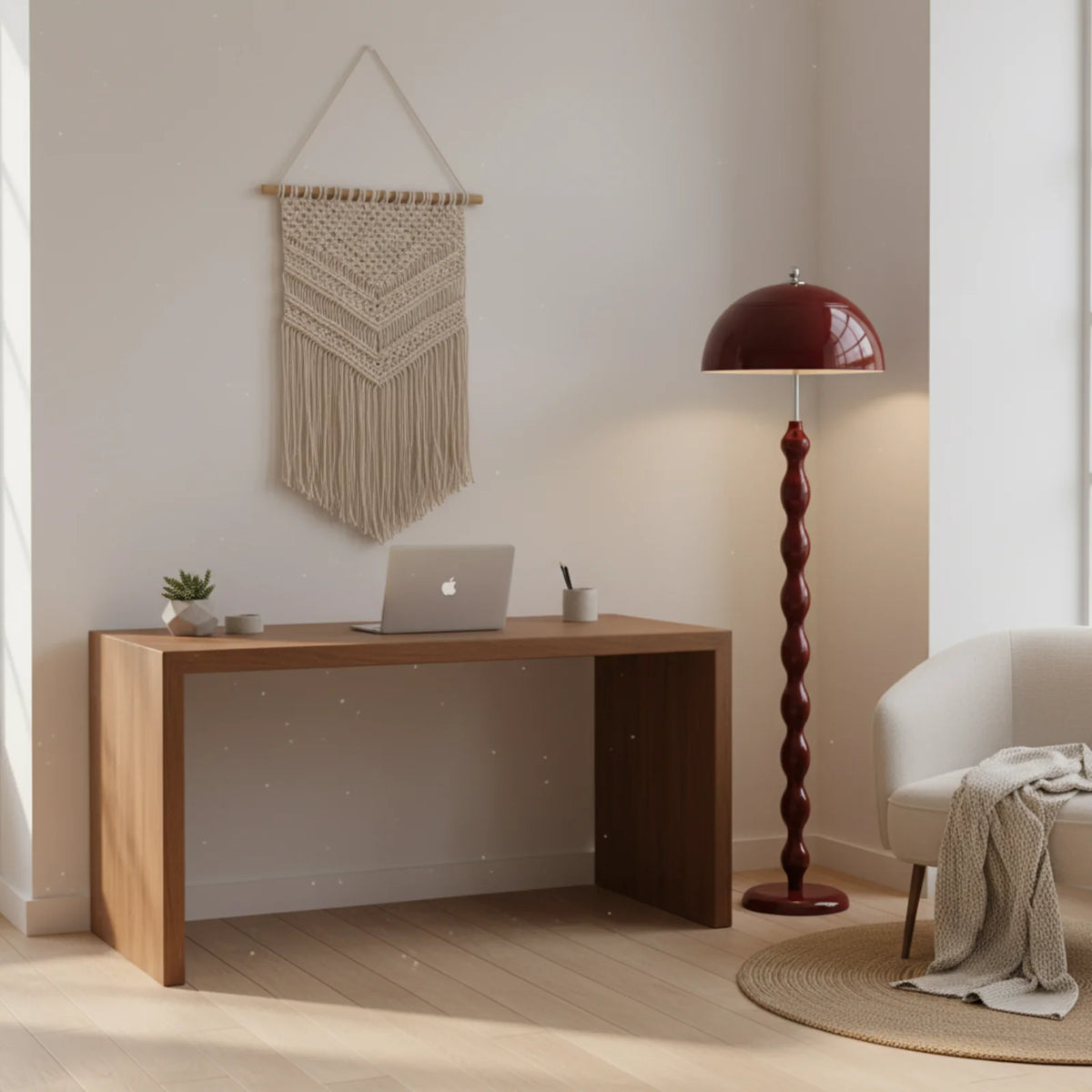 Lampadaire bordeaux dans un bureau à la maison, à côté d'un fauteuil blanc et d'un tapis en jute