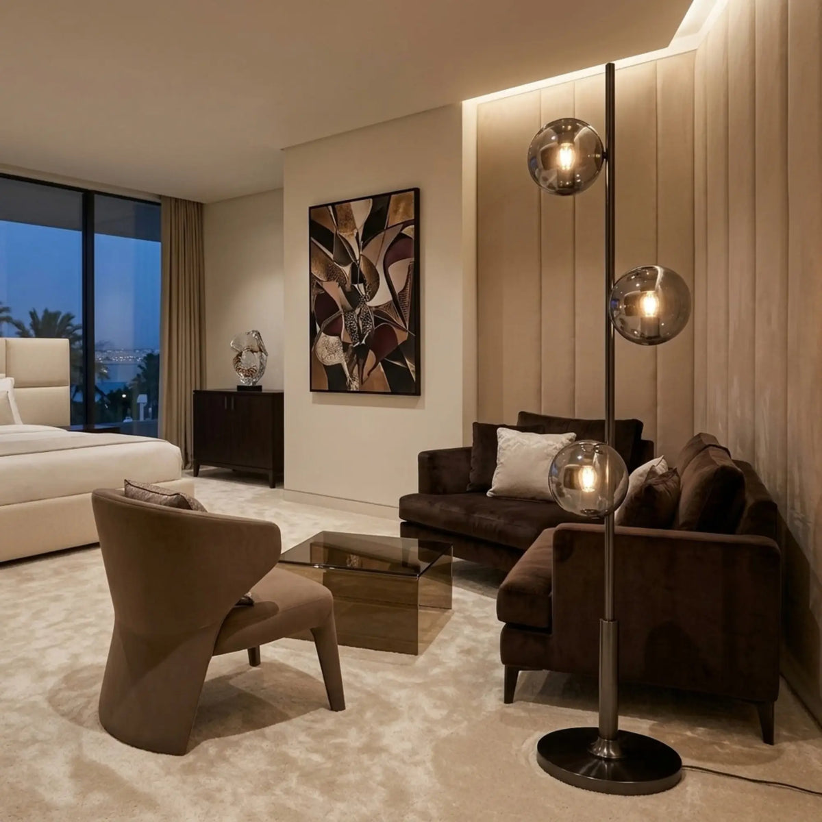 Lampadaire allumé dans le coin salon d'une chambre luxueuse le soir