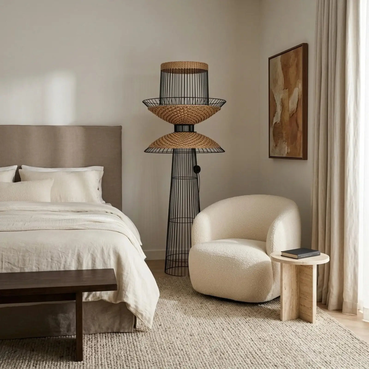 Lampadaire en métal noir et fibre de bananier dans une chambre, près d'un fauteuil bouclette