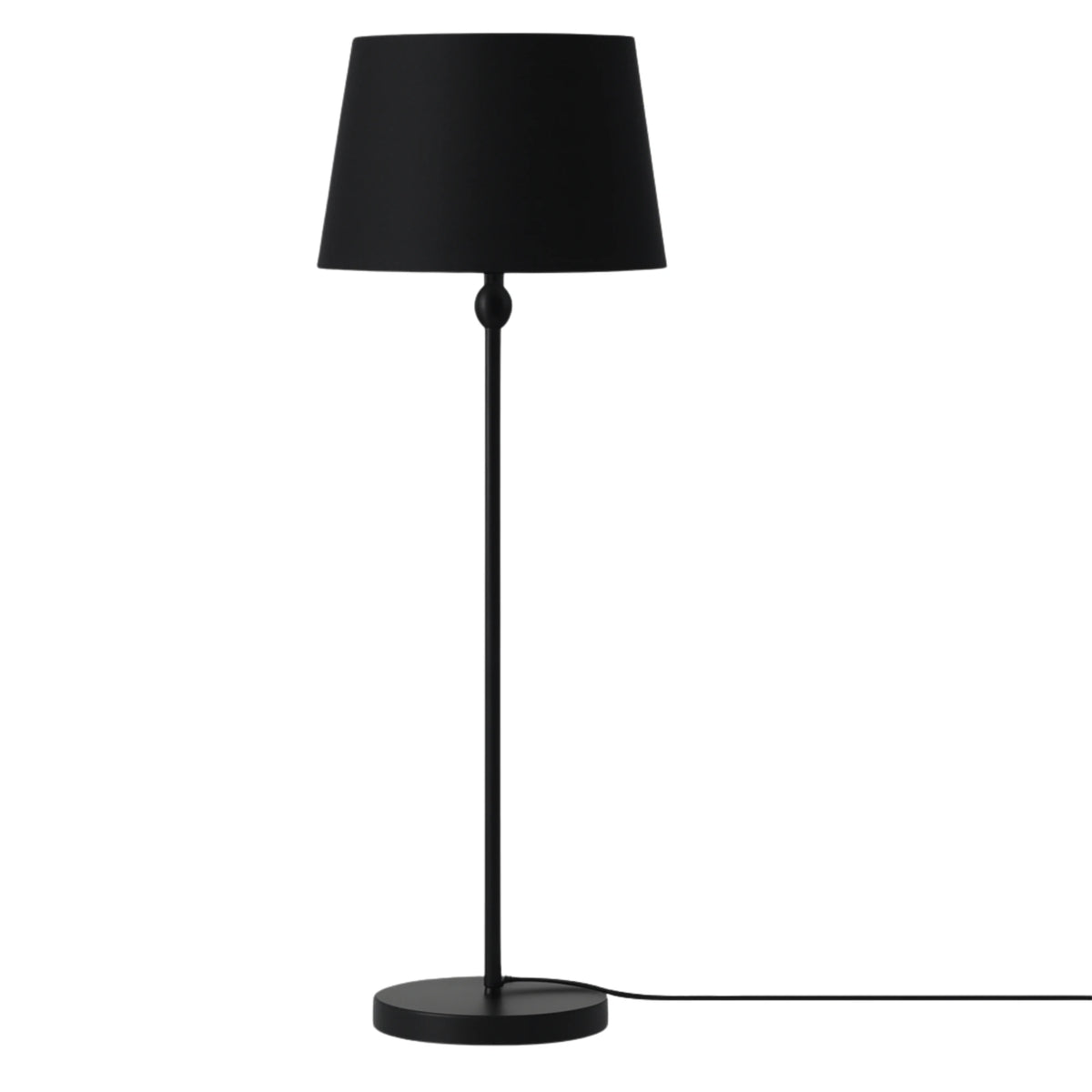 Lampadaire classique noir en métal avec abat-jour noir évasé et socle rond, sur fond blanc