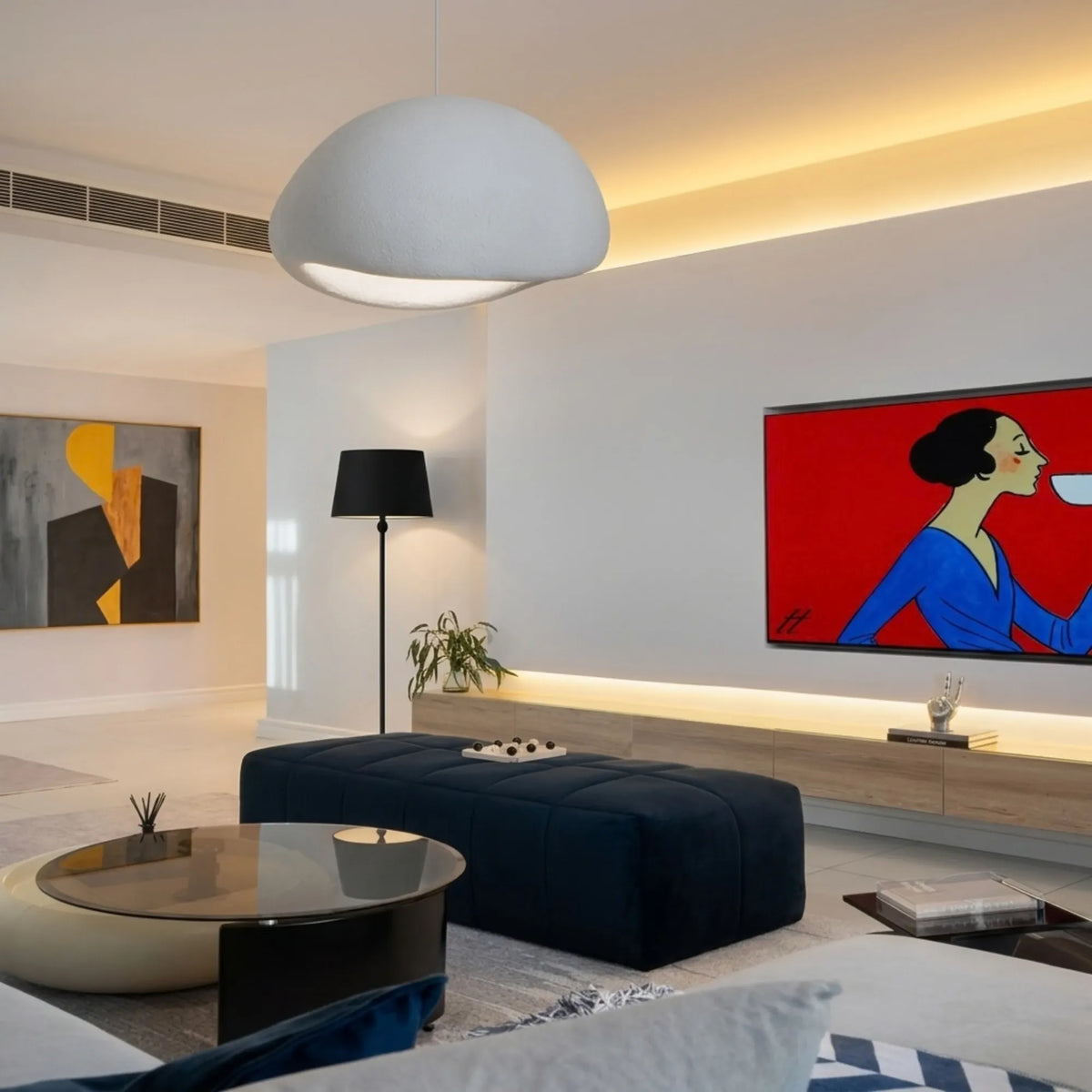 Lampadaire classique noir dans un salon moderne blanc avec pouf bleu marine et suspension dôme blanche