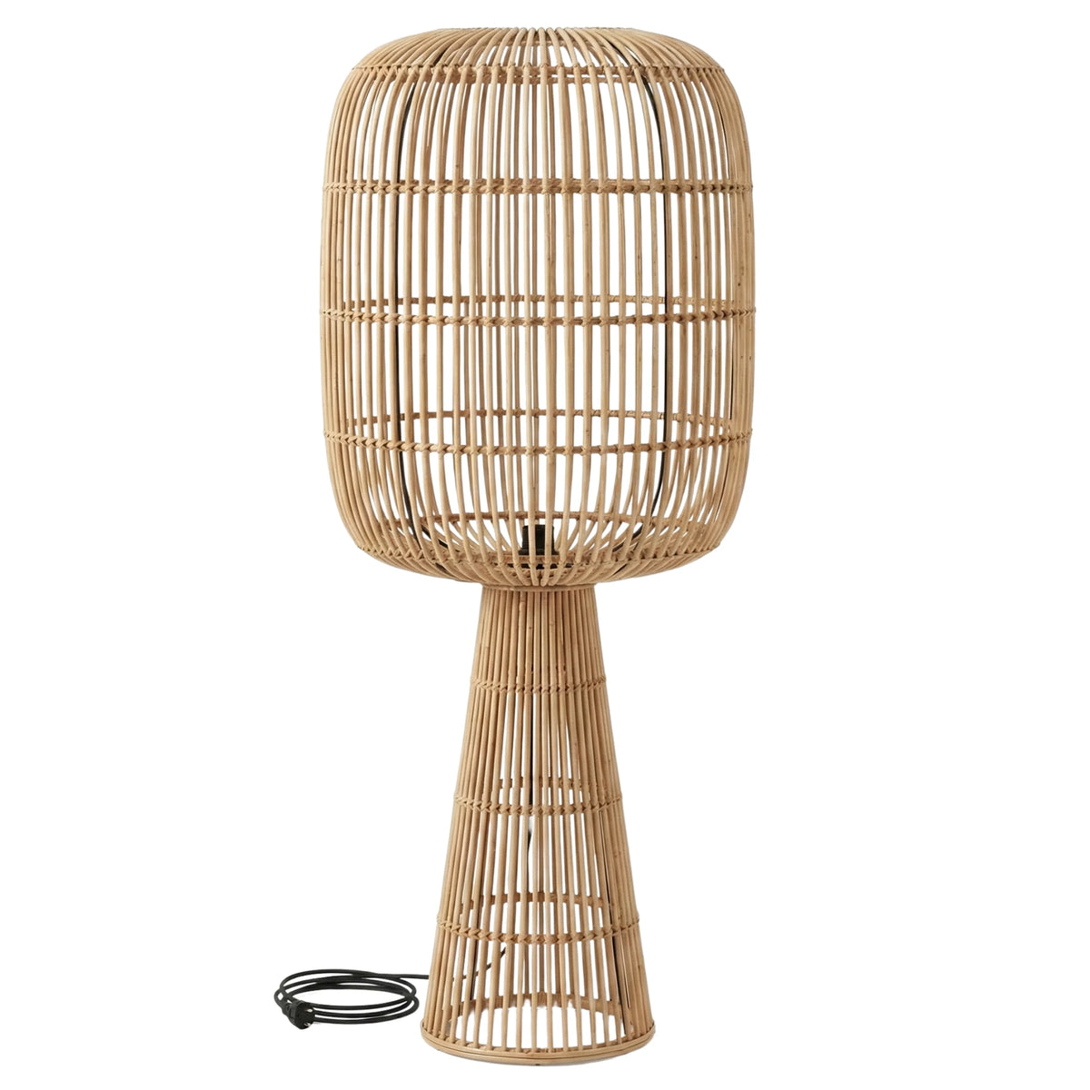 Lampadaire en rotin naturel à tiges verticales, abat-jour ovale ajouré et pied conique, fond blanc