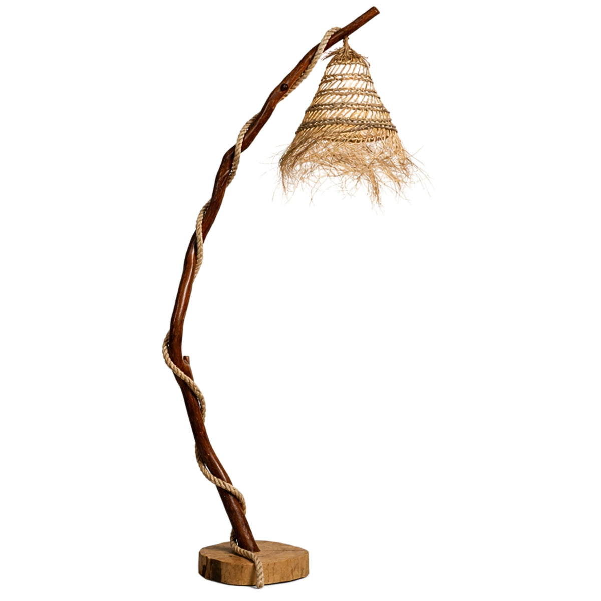 Lampadaire en bois flotté courbé avec corde de jute, abat-jour conique en fibres naturelles tressées à franges, fond blanc