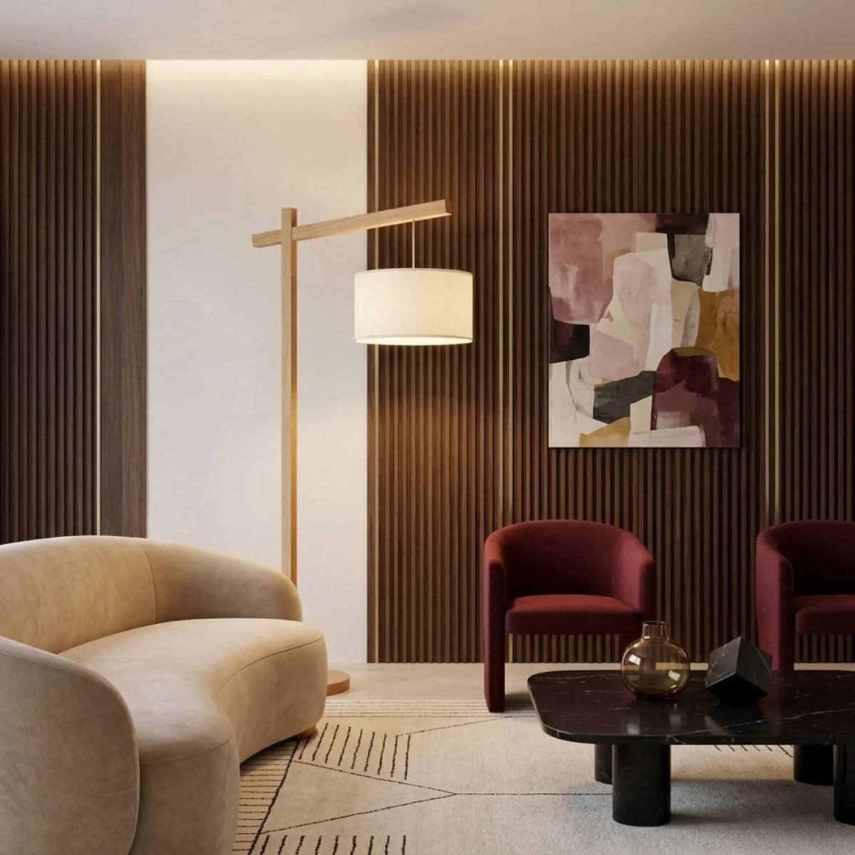 Lampadaire design en bois allumé devant un mur en tasseaux, avec canapé arrondi et fauteuils bordeaux