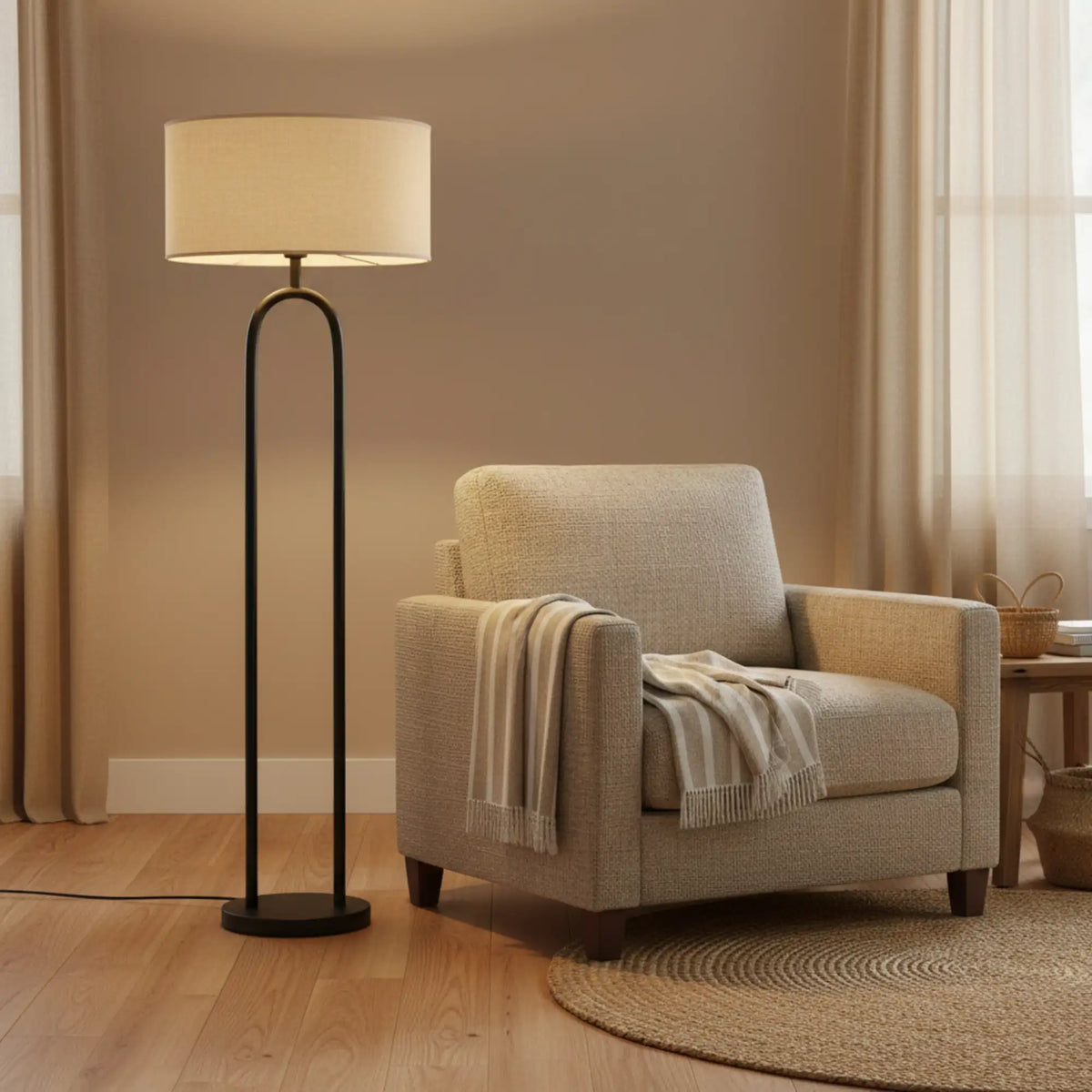 Lampadaire design noir allumé à côté d'un fauteuil beige avec plaid, dans un coin lecture