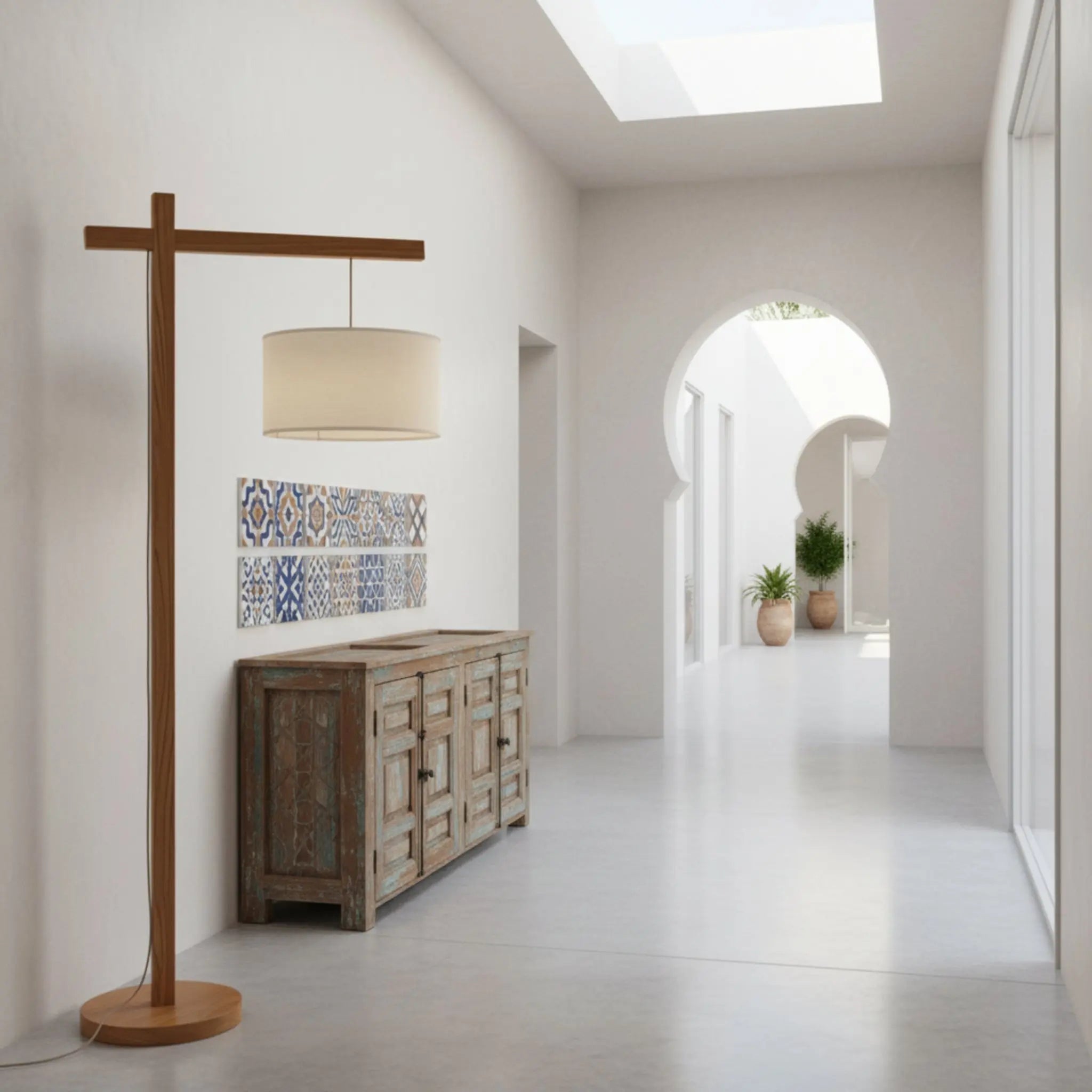 Lampadaire bois frêne fait main Tunisie couloir blanc
zellige bleu buffet ancien arche — luminaire Fiolla Home