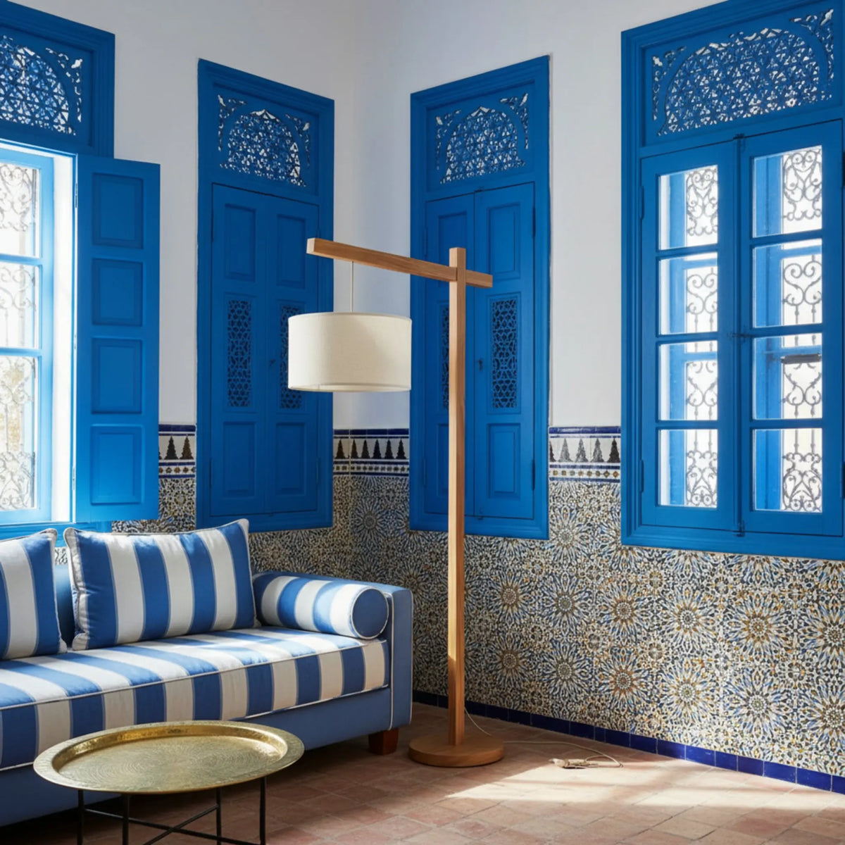 Lampadaire bois frêne fait main Tunisie salon Sidi Bou
Said portes bleues zellige — luminaire Fiolla Home