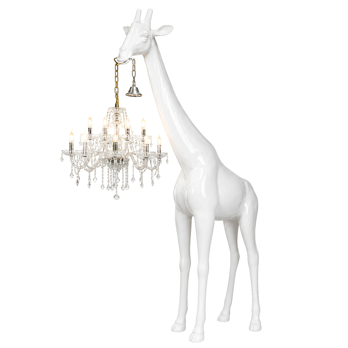 Lampadaire girafe blanche grandeur nature tenant un lustre à pampilles, sur fond blanc