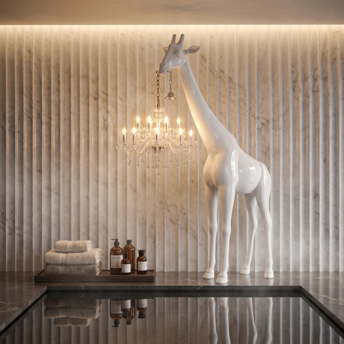 Lampadaire girafe avec lustre en cristal dans un spa en marbre près du bassin