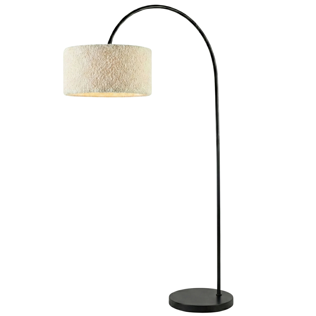 Lampadaire girafe à arc en métal noir et abat-jour cylindrique en bouclette crème, sur fond blanc