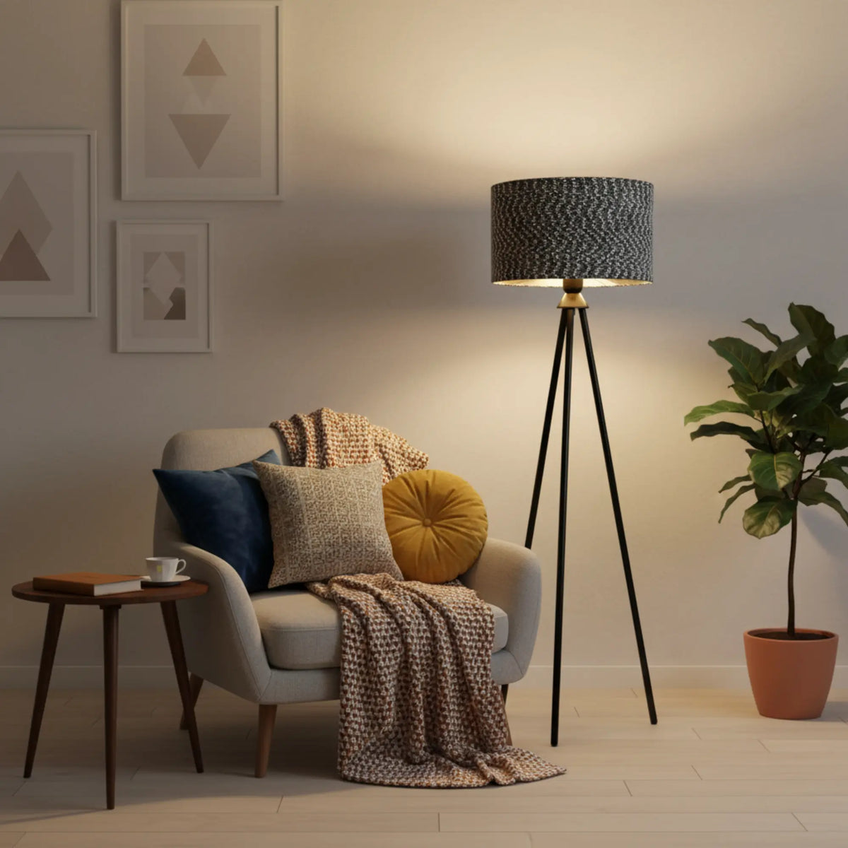 Lampadaire à abat-jour chiné allumé dans un coin lecture avec fauteuil, coussins colorés, plaid et plante en pot