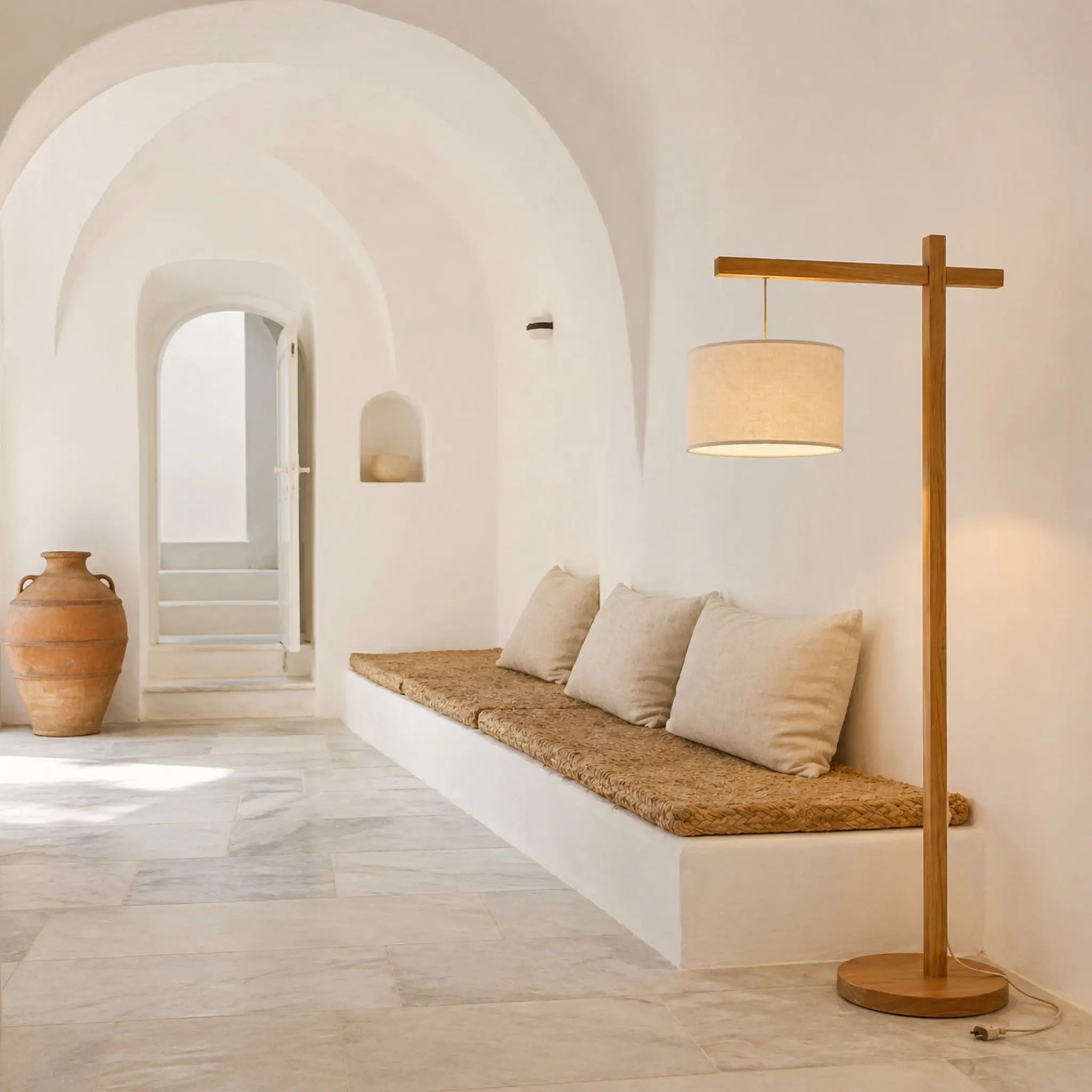 Lampadaire bois frêne fait main hôtel boutique Tunisie
couloir arches blanches banquette alfa — Fiolla Home
