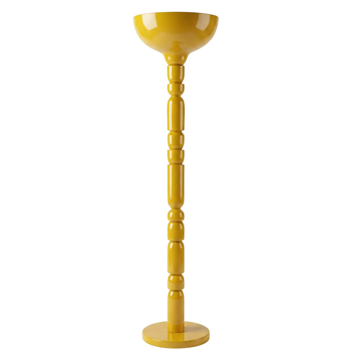 Lampadaire jaune moutarde en bois et métal à pied tourné et vasque, sur fond blanc