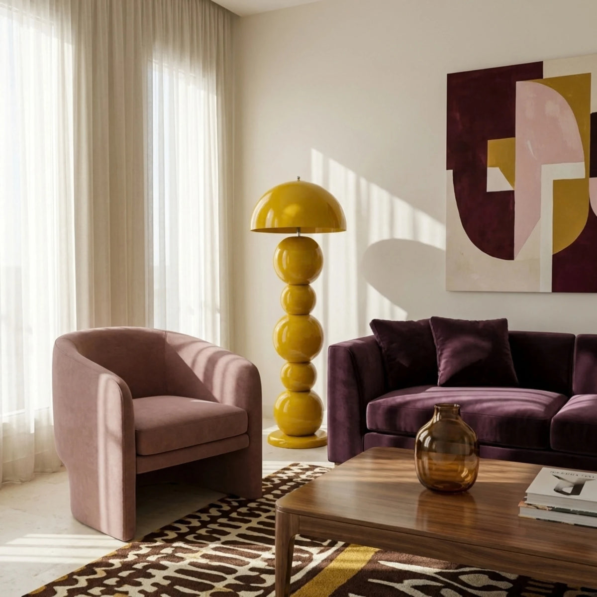 Lampadaire de salon jaune à boules avec canapé en velours prune, fauteuil rose et tableau graphique