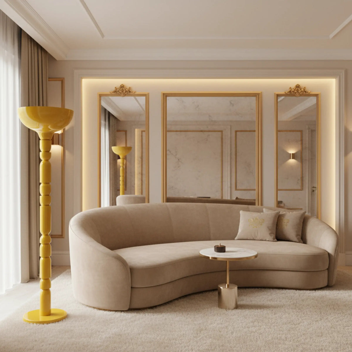 Lampadaire jaune à côté d'un canapé arrondi beige devant des miroirs à cadre doré