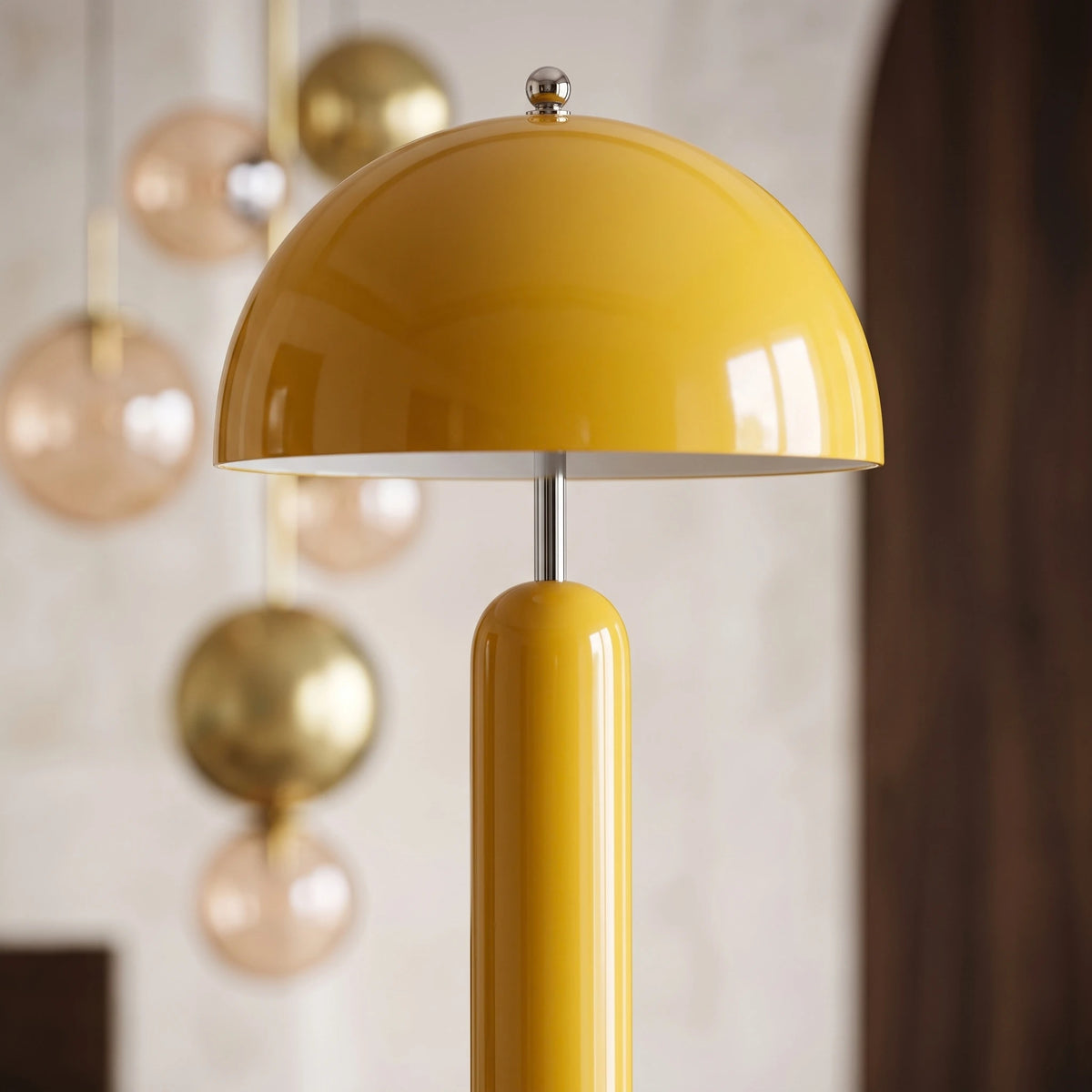Détail de l'abat-jour dôme jaune laqué du lampadaire champignon, devant une suspension à globes en verre