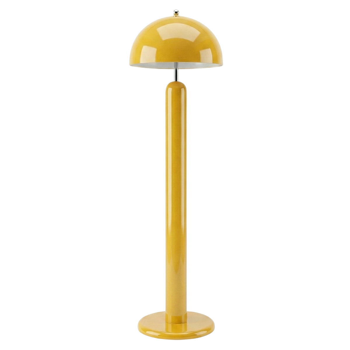 Lampadaire champignon jaune safran à pied cylindrique en bois et abat-jour dôme en métal, fait main en Tunisie, sur fond blanc
