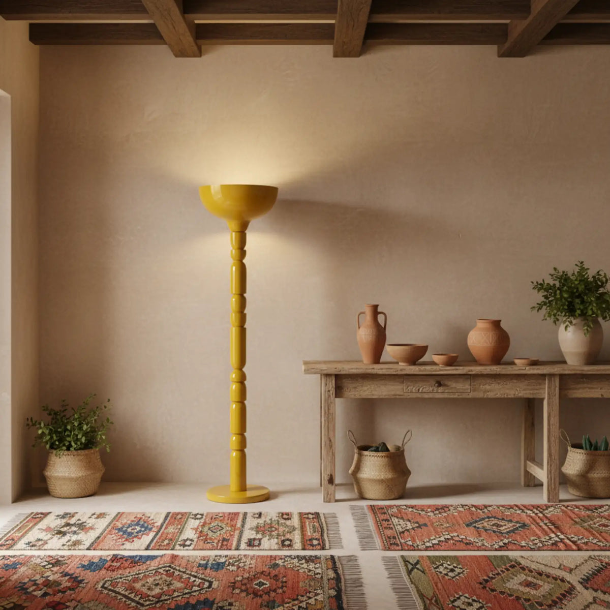 Lampadaire jaune allumé éclairant le mur près d'une console en bois et de poteries