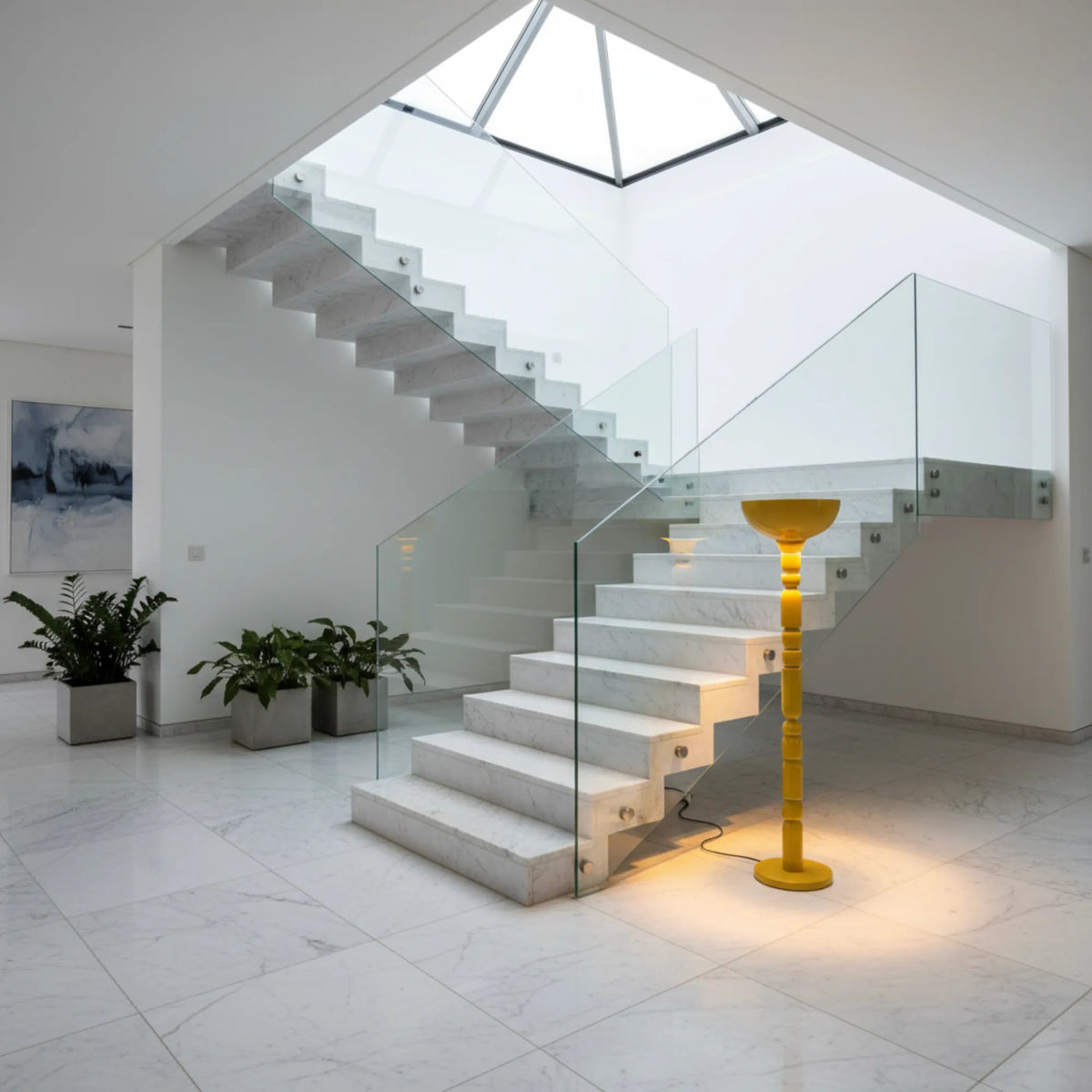 Lampadaire jaune allumé au pied d'un escalier blanc suspendu