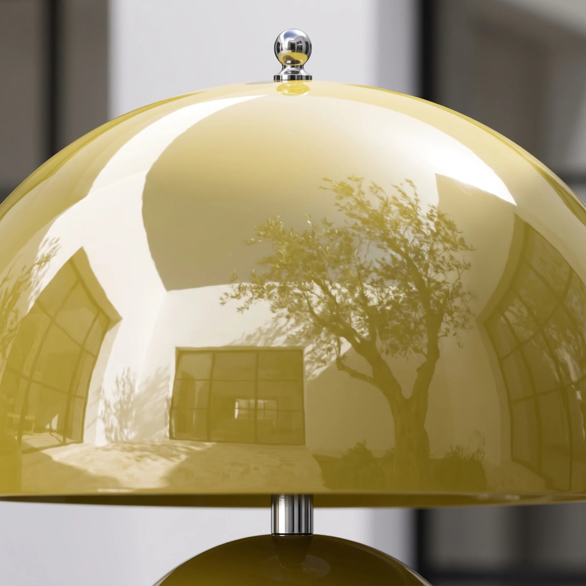 Détail de l'abat-jour dôme laqué vert olive du lampadaire à boules, reflétant un olivier