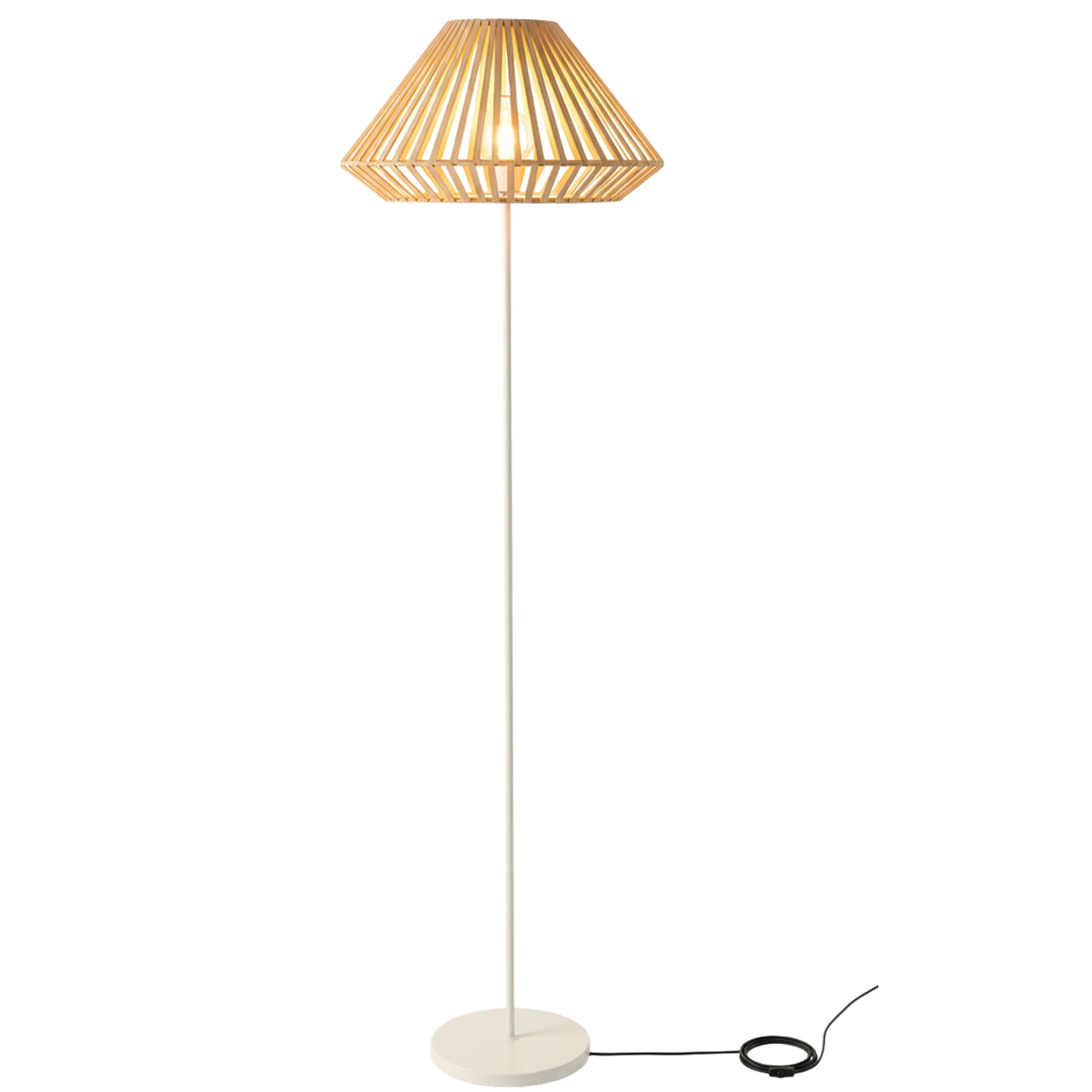 Lampadaire à abat-jour conique en lattes claires, tige fine et socle rond blancs, fond blanc