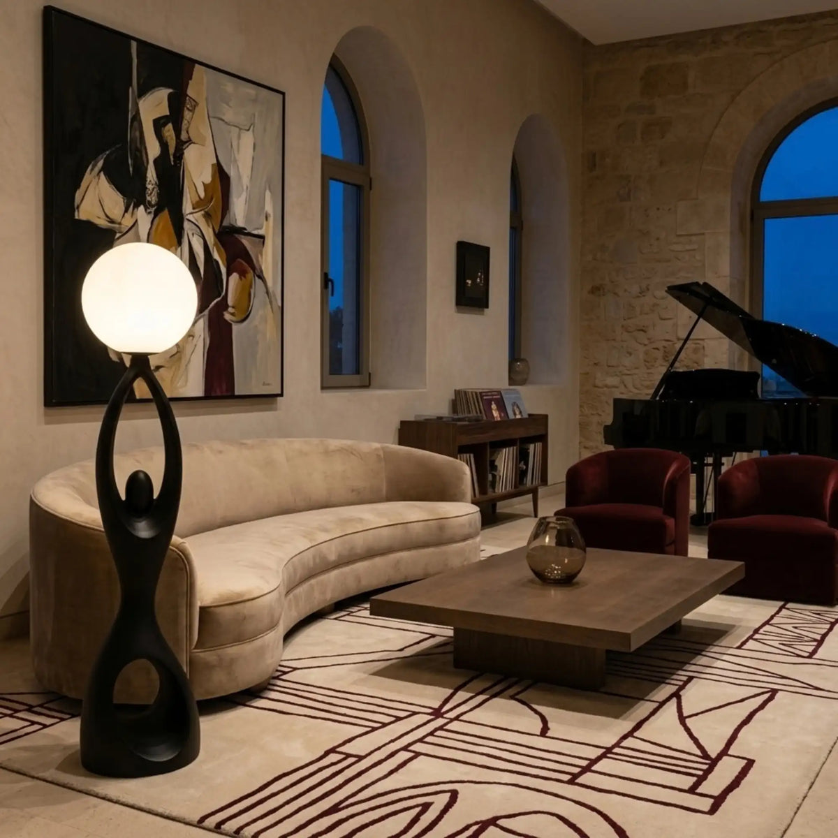 Lampadaire de luxe allumé dans un grand salon avec piano, fenêtres arquées et murs en pierre