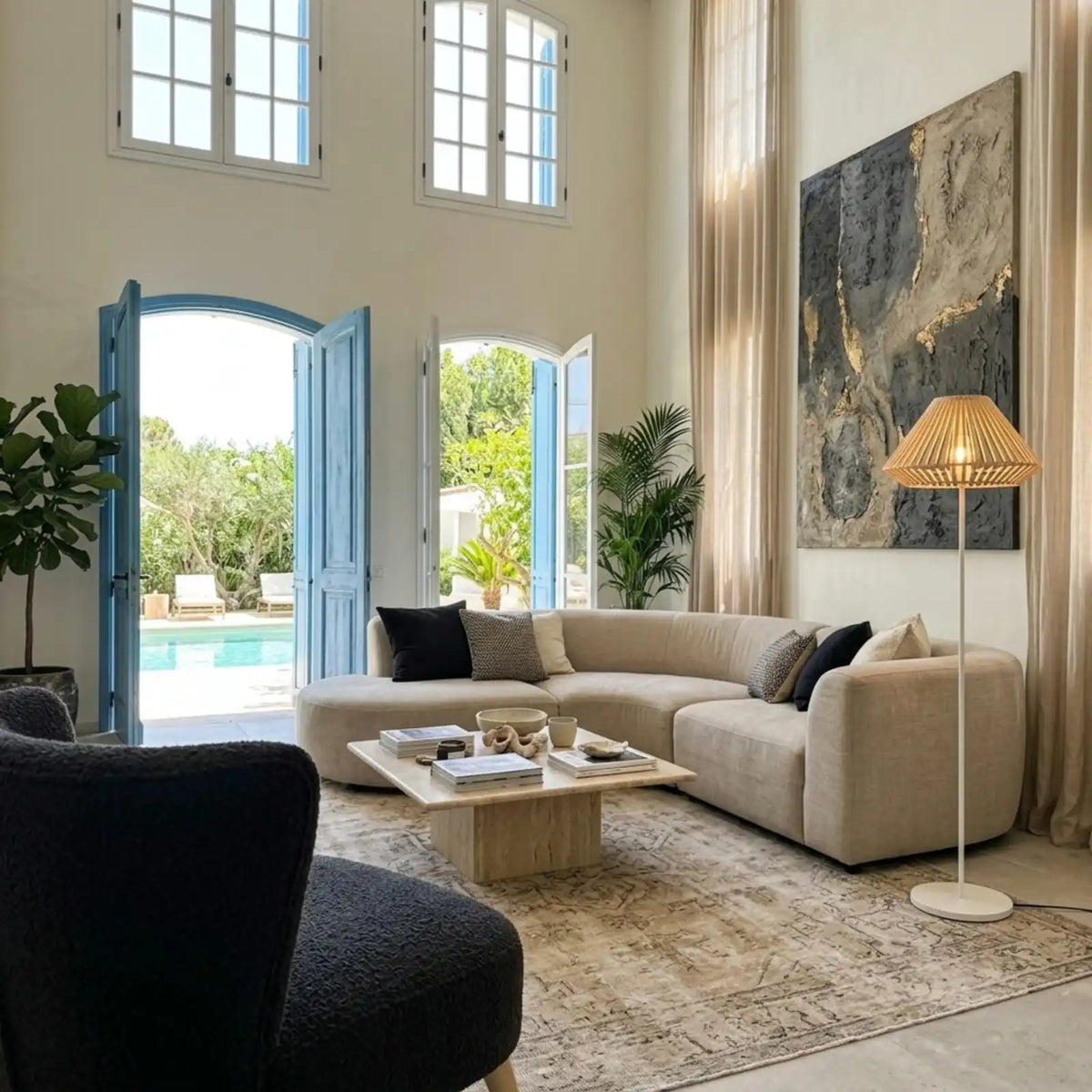 Lampadaire moderne dans un salon aux portes-fenêtres bleues ouvertes sur la piscine, à côté d'un canapé d'angle beige