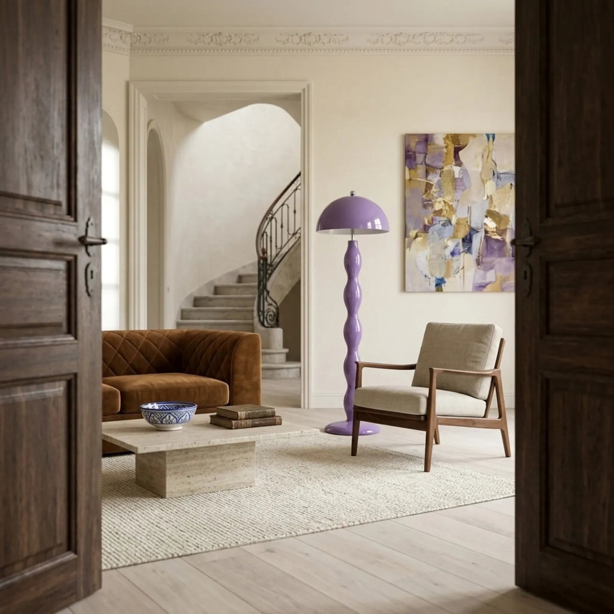 Lampadaire lilas dans un salon à moulures, entre un canapé en velours marron et un fauteuil en bois, vu par une porte ouverte